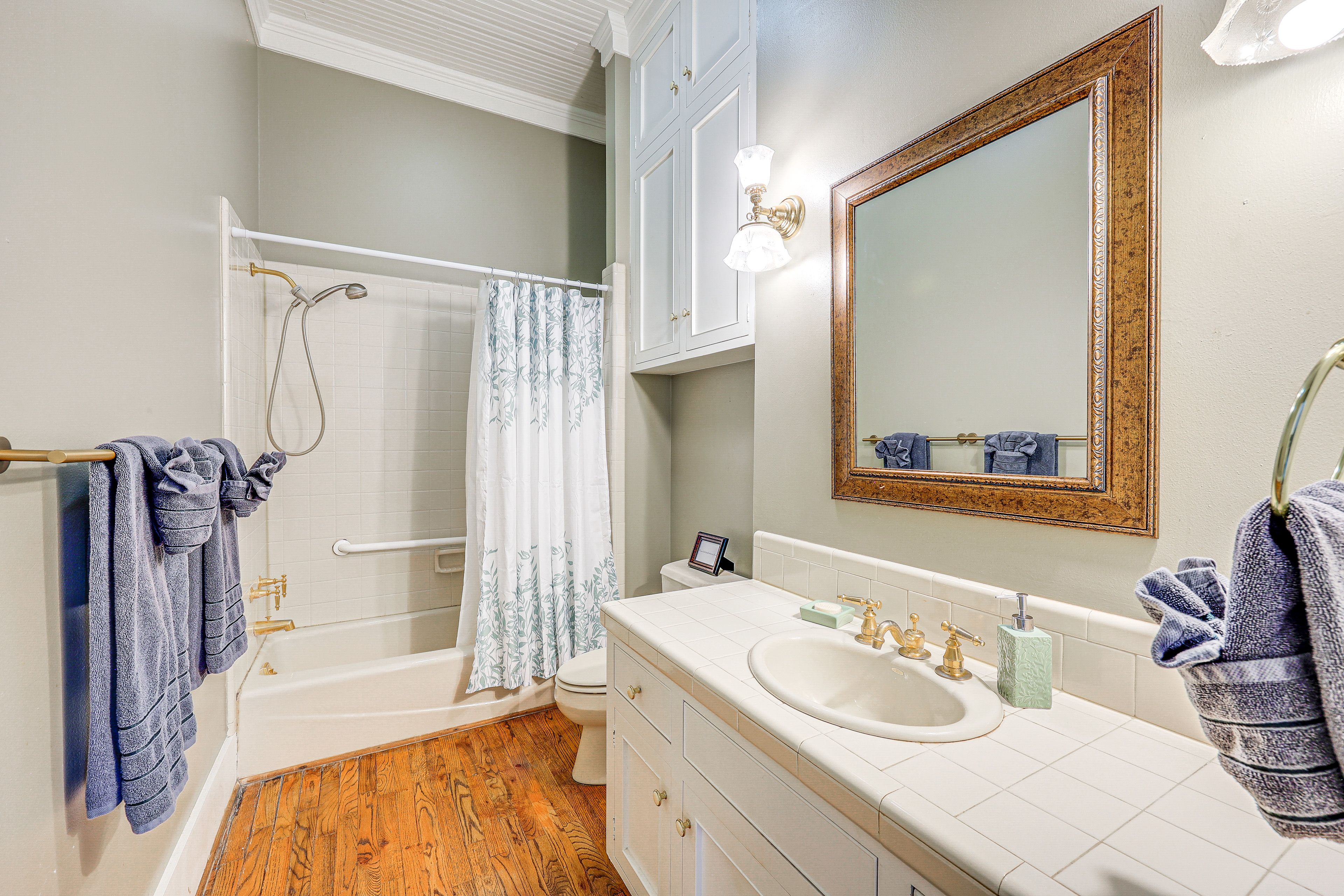 Full Bathroom