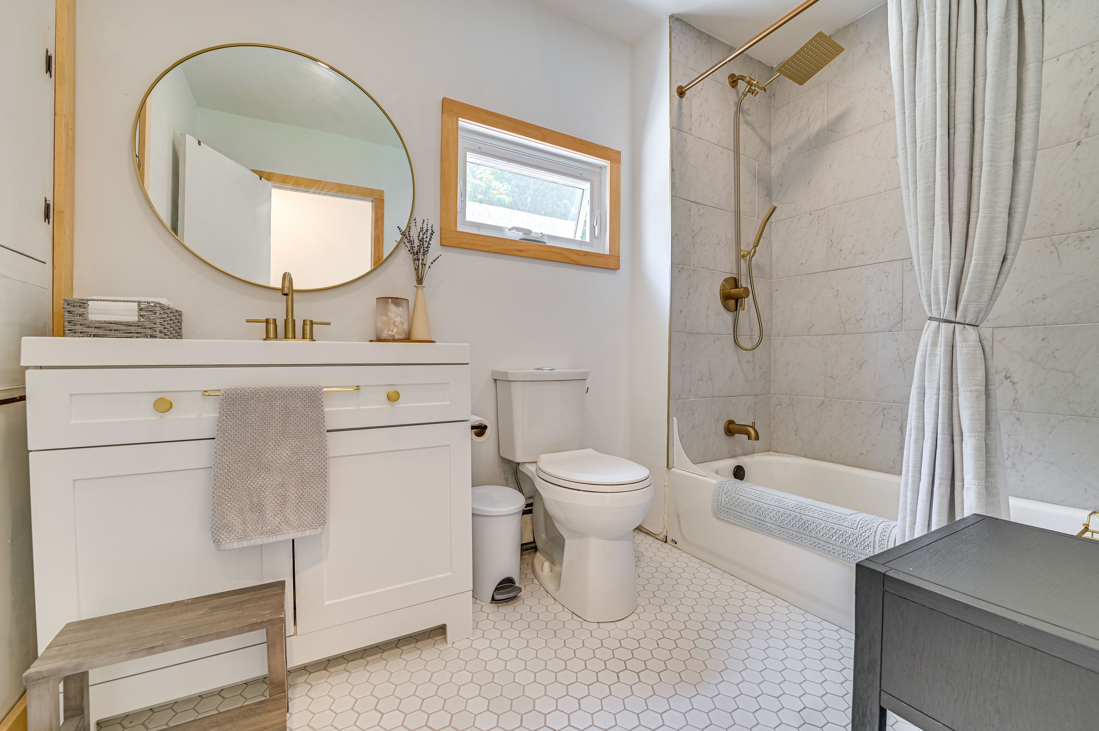 Bathroom | Complimentary Toiletries | 2nd Floor