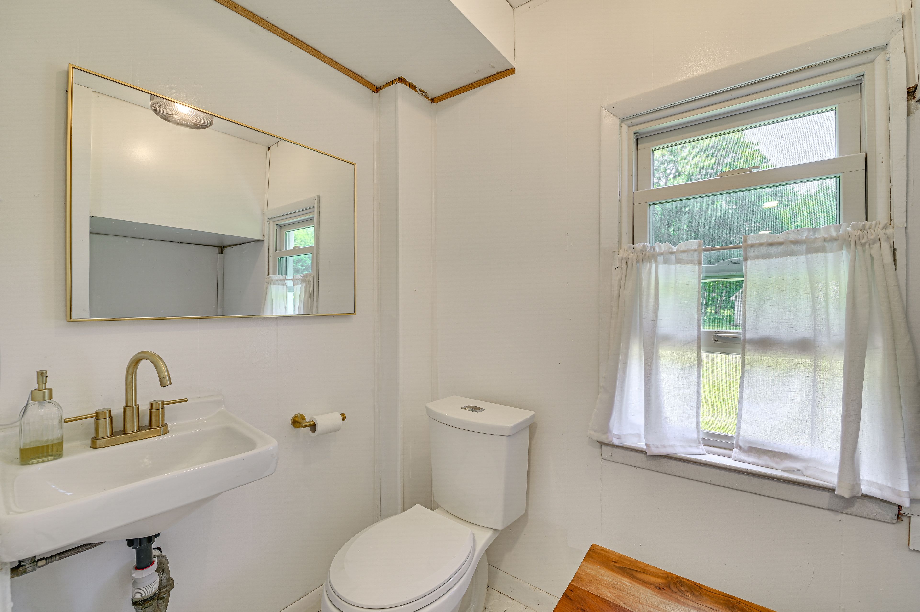 Half Bathroom | 1st Floor