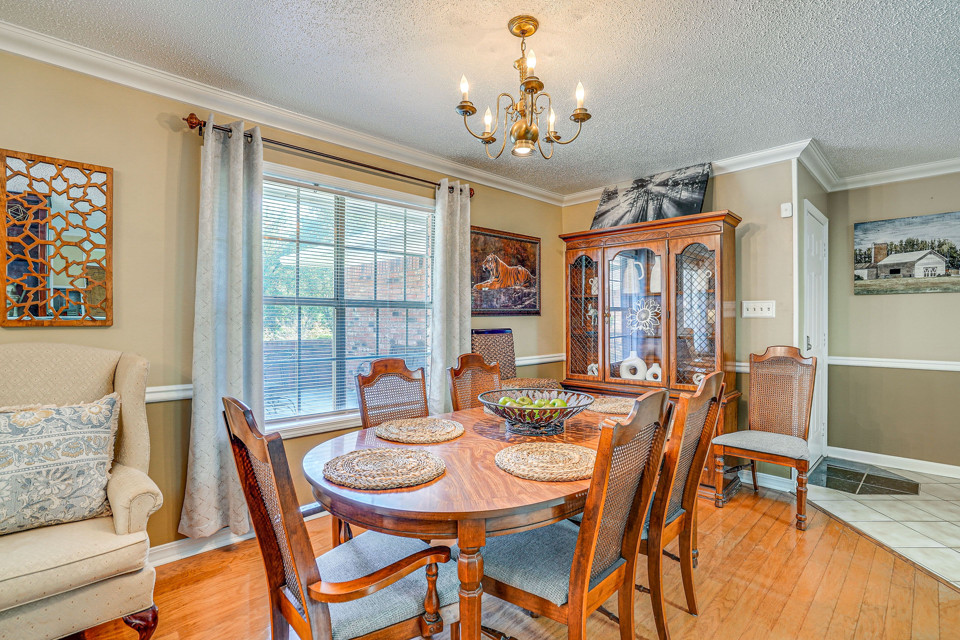 Dining Area | 6-Person Dining Table | Dishware & Flatware Provided