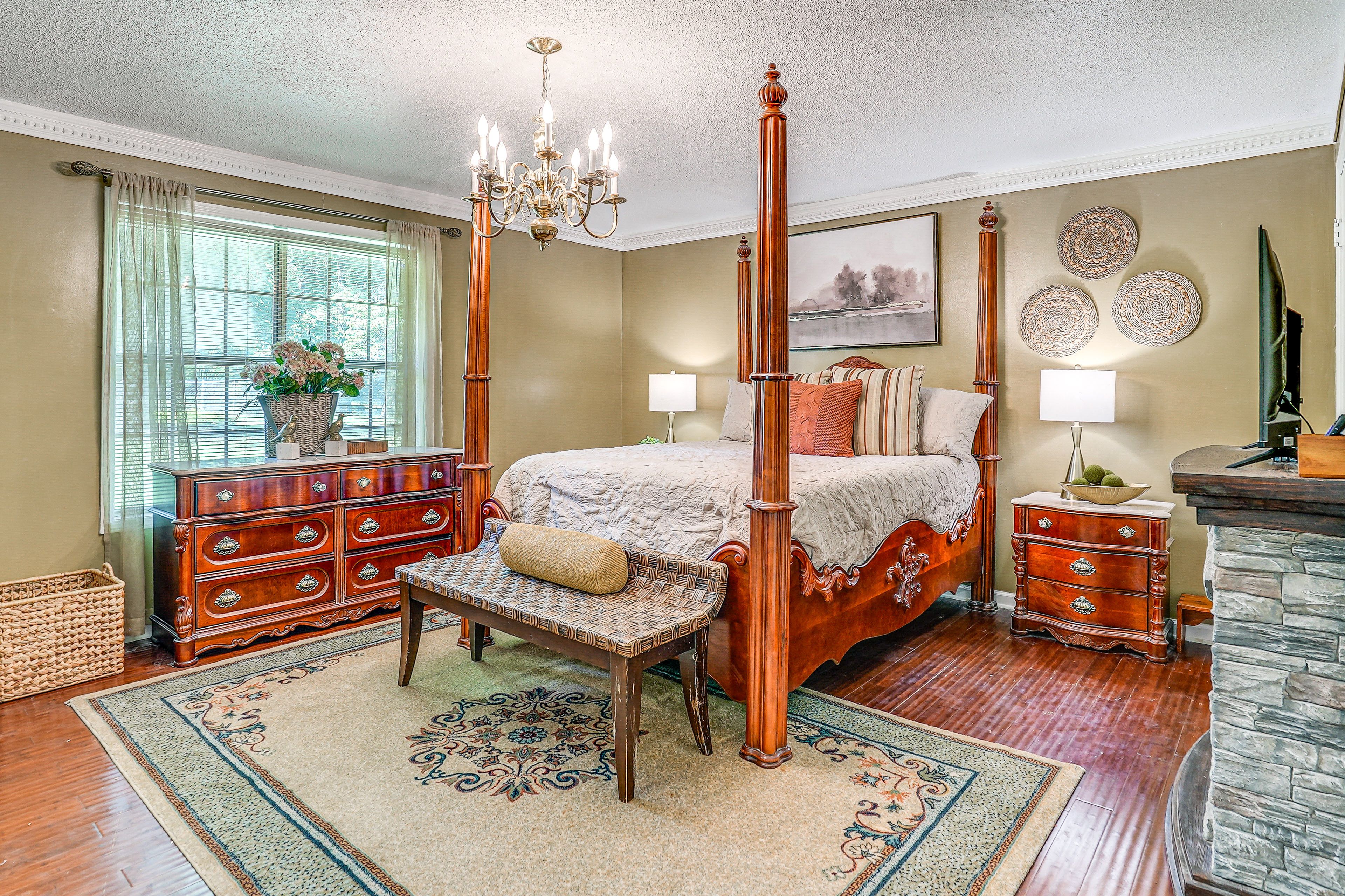 Bedroom 1 | Queen Bed | Smart TV | Fireplace