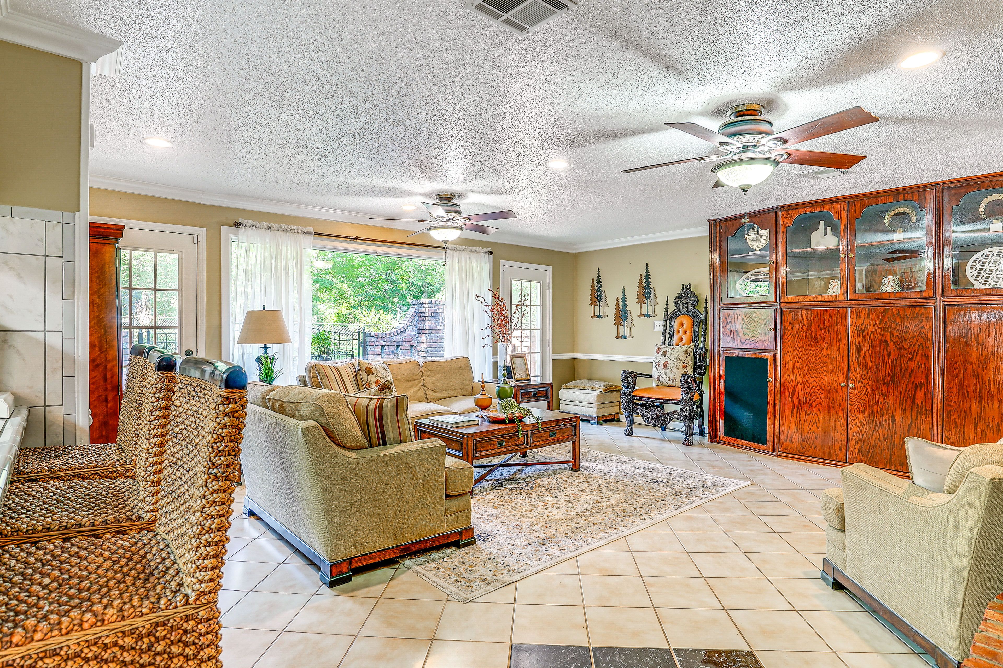 Living Room | Free WiFi | Wood-Burning Fireplace