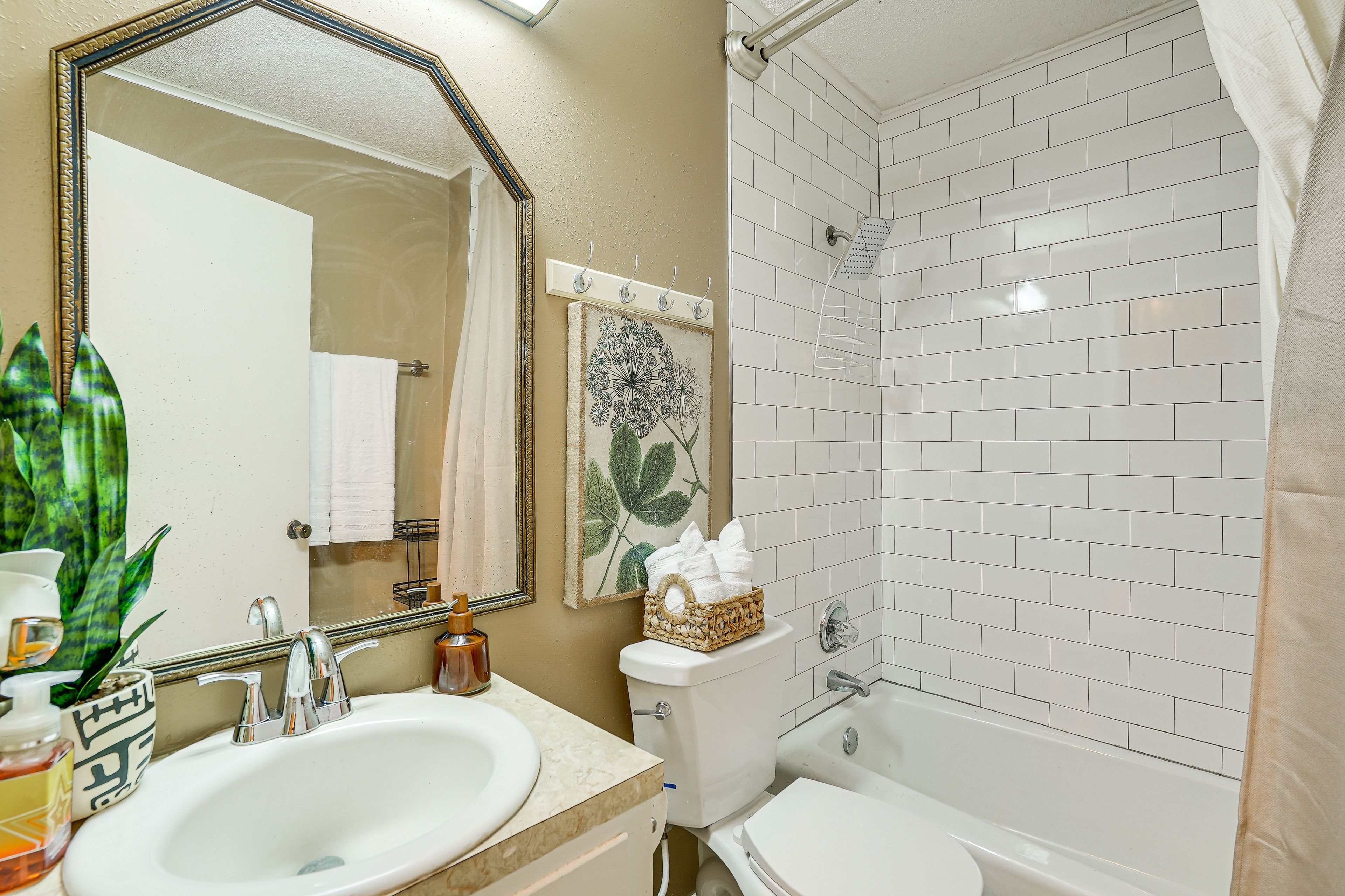 Full Bathroom | Towels Provided