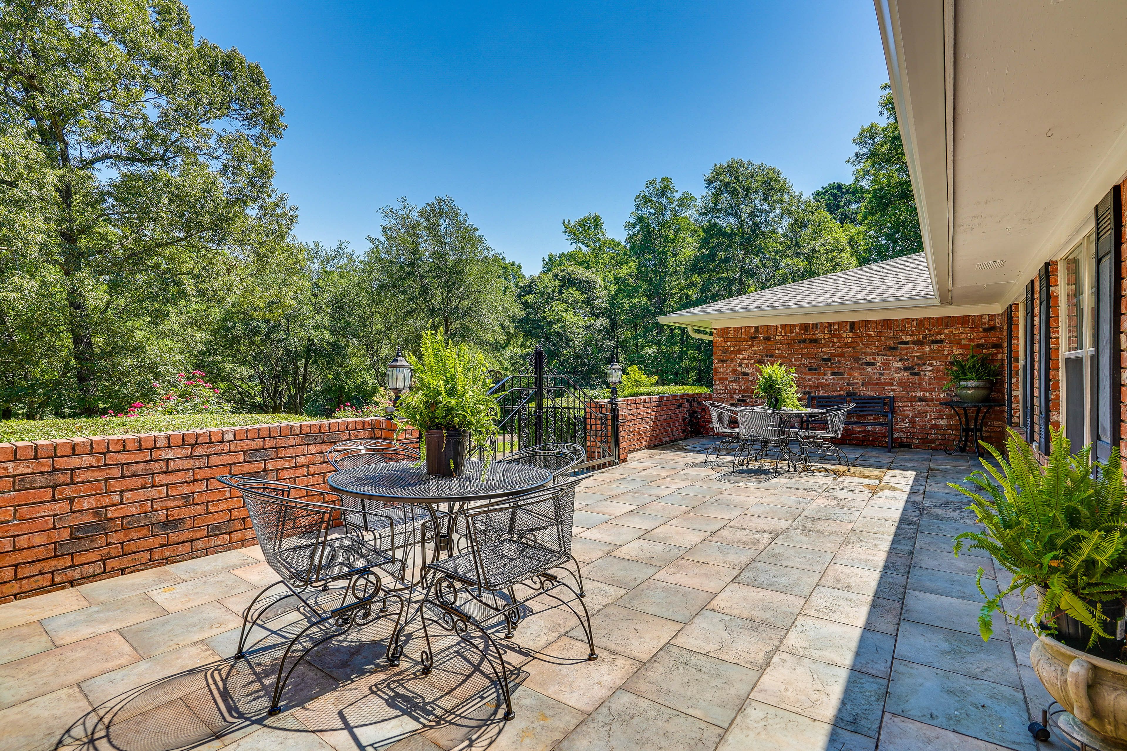 Courtyard | Outdoor Seating & Dining | Single-Story House