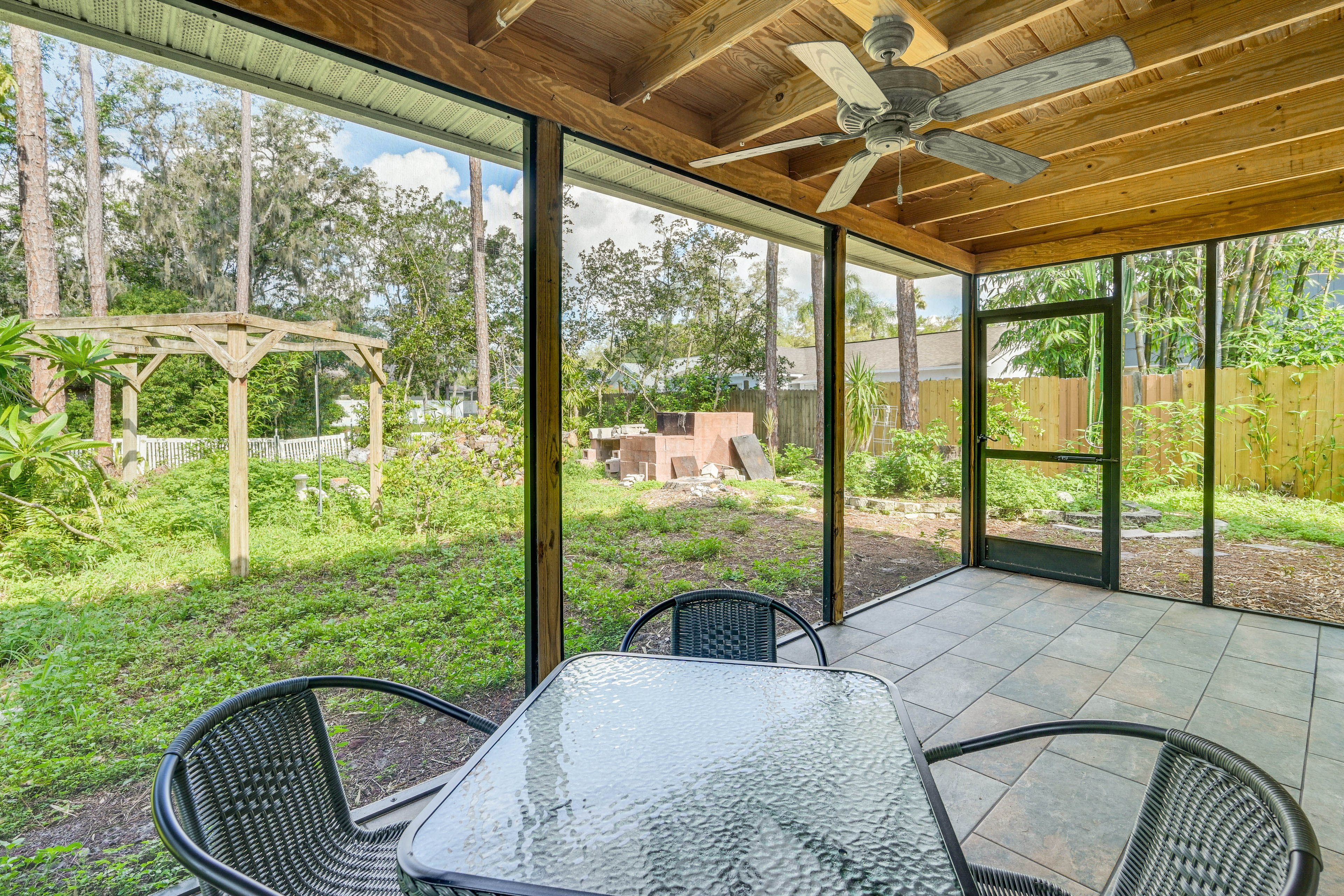 Screened Porch | Dining Area