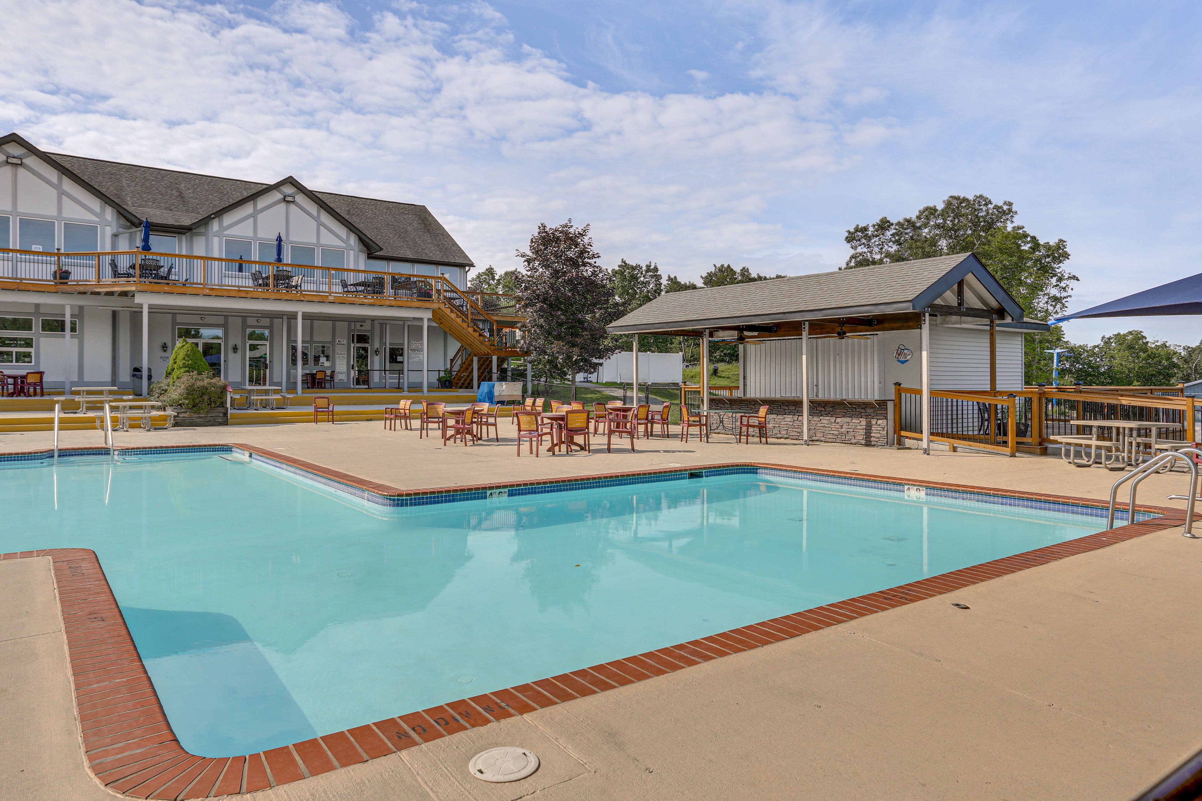 Saw Creek Community Association | Community Amenities | Outdoor Pool