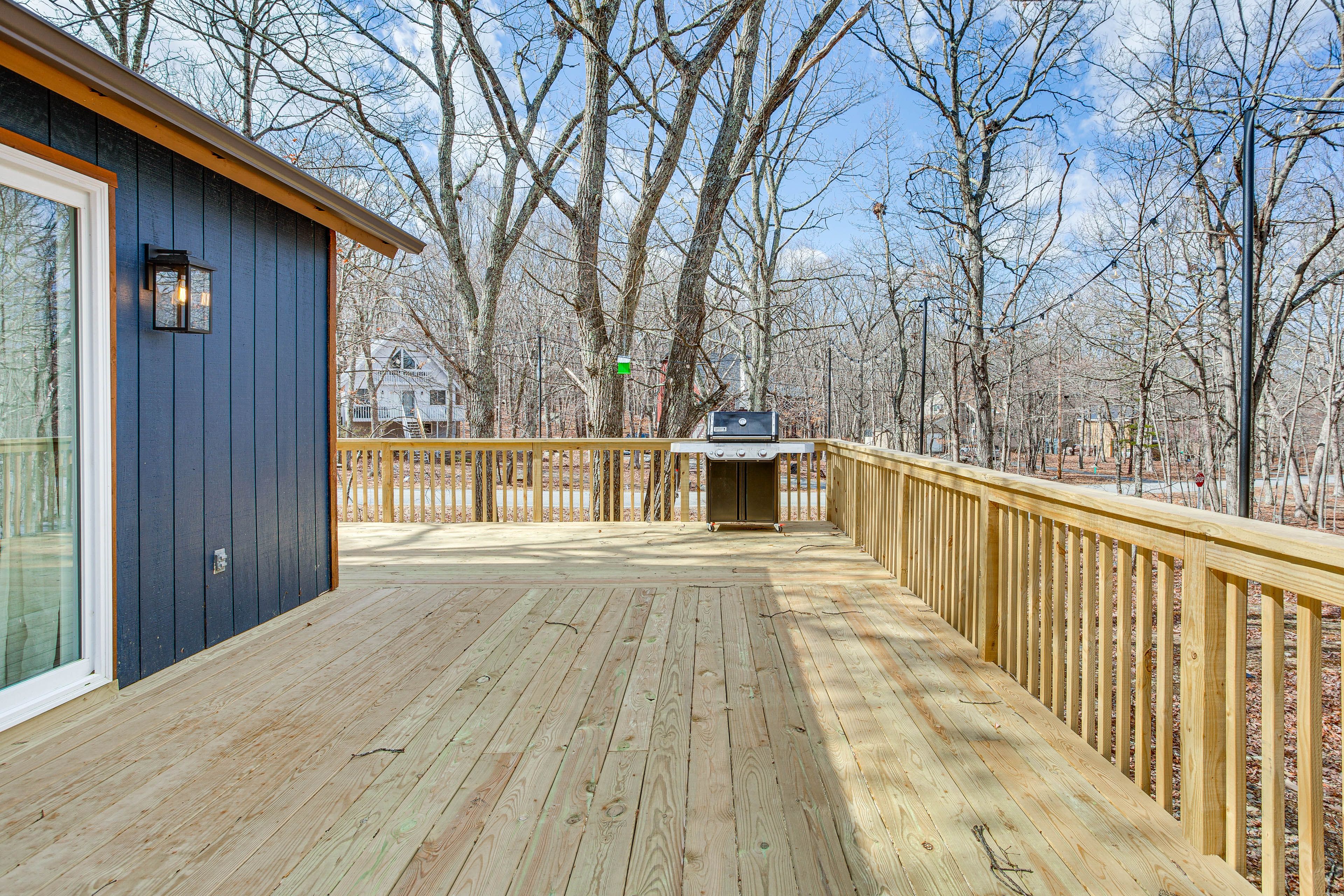 Deck | Gas Grill (Propane Provided)