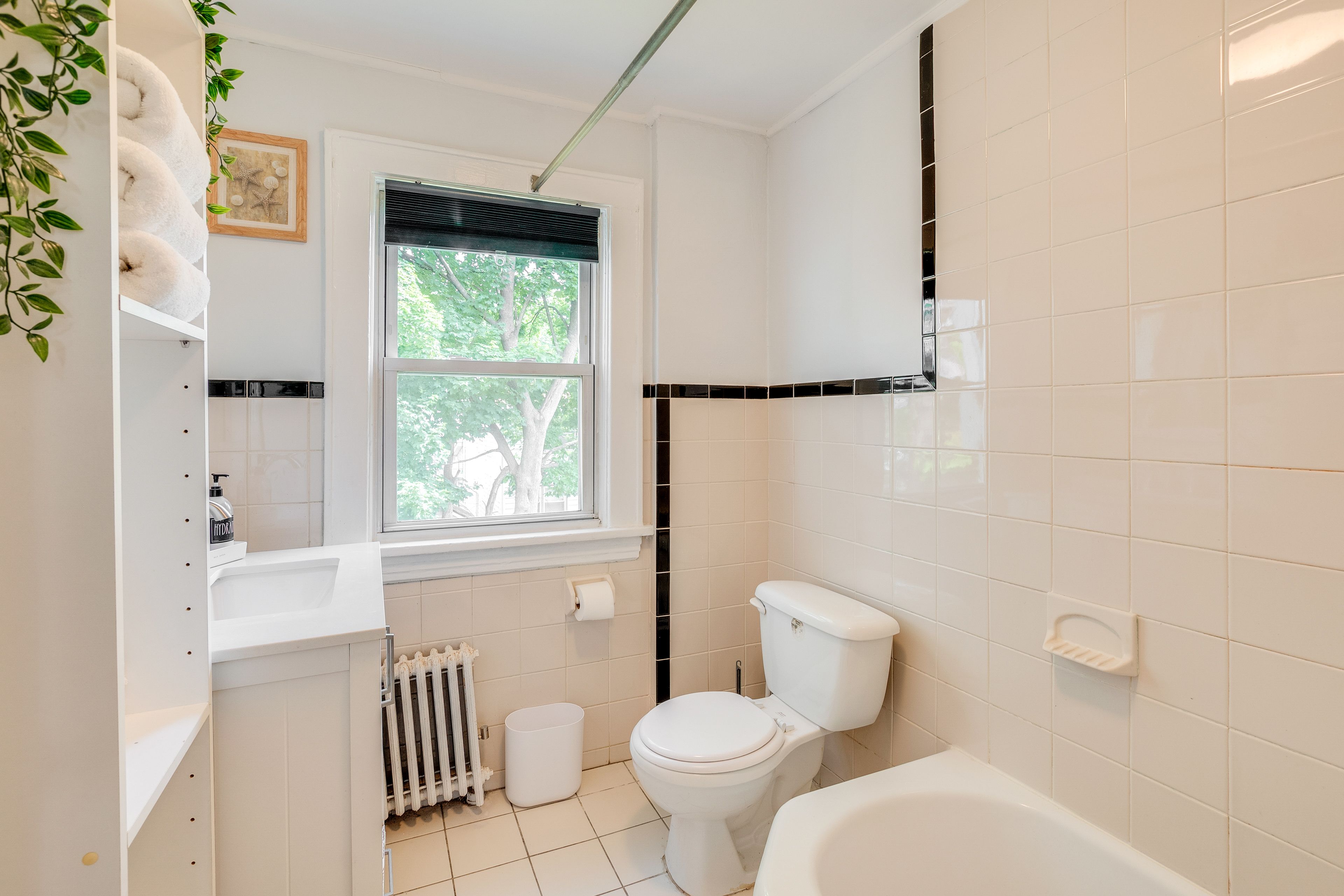Full Bathroom | Shower/Tub Combo | Complimentary Toiletries | Towels Provided