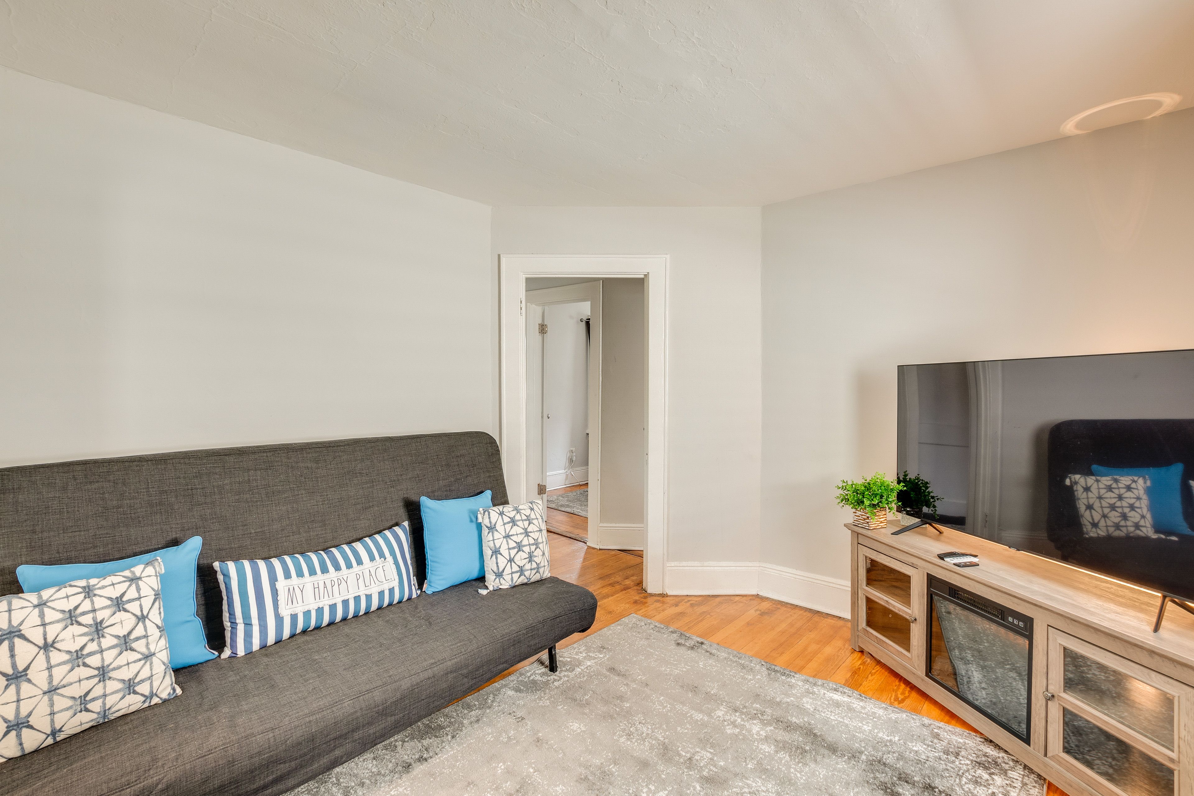 Living Room | Full Futon | Smart TV | Central Heating & A/C | Free WiFi