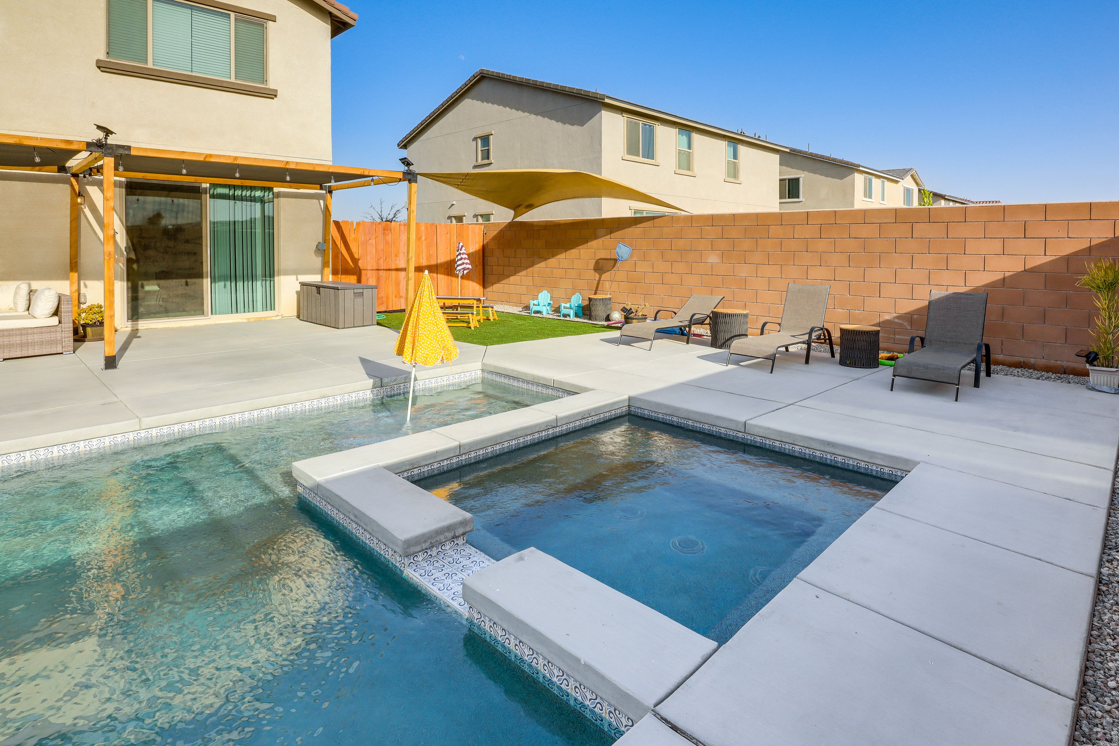 Outdoor Pool & Hot Tub