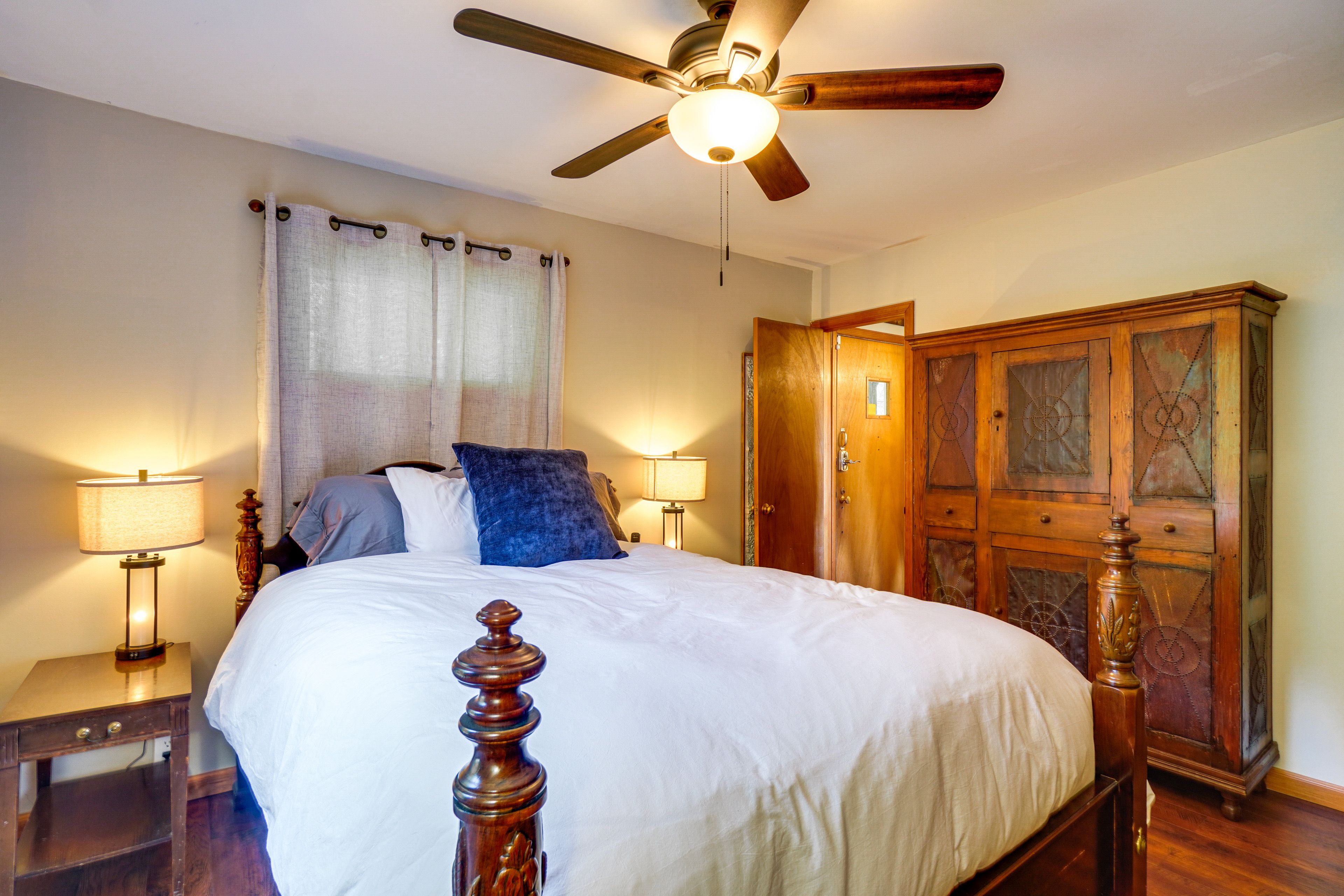 Bedroom 2 | Queen Bed | 1st Floor