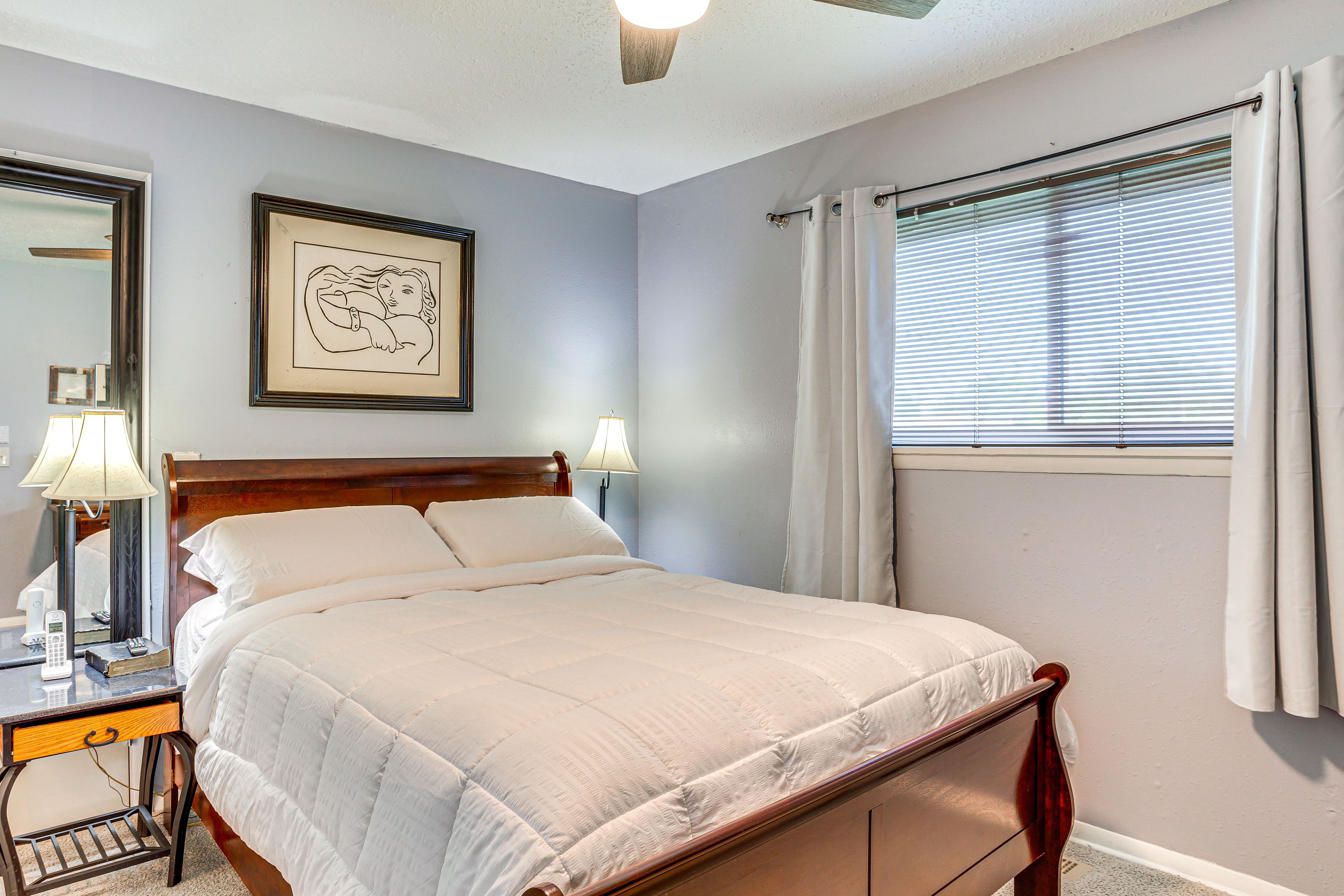 Bedroom 1 | Queen Bed