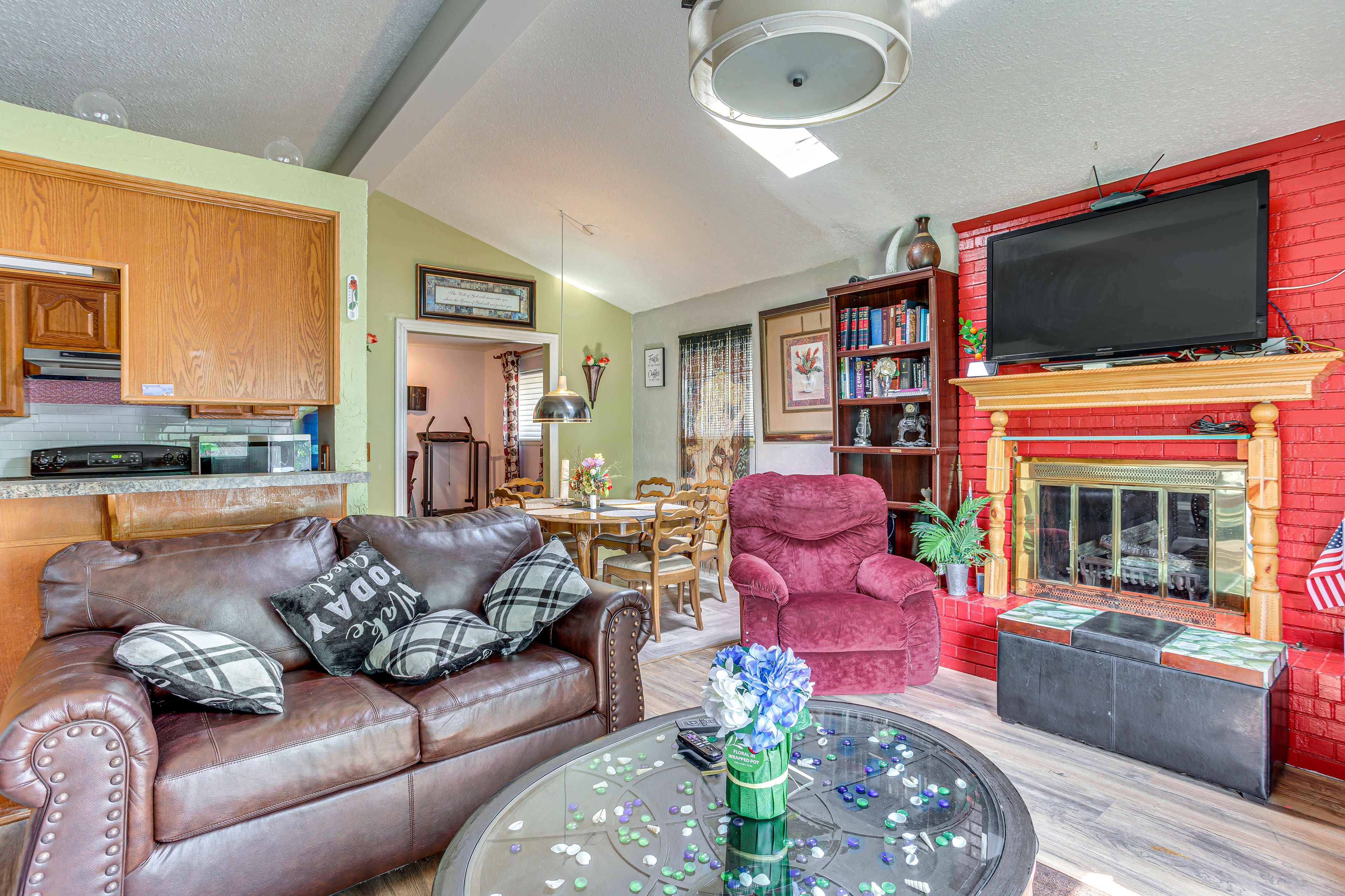 Living Room | Free WiFi | Central A/C & Heat