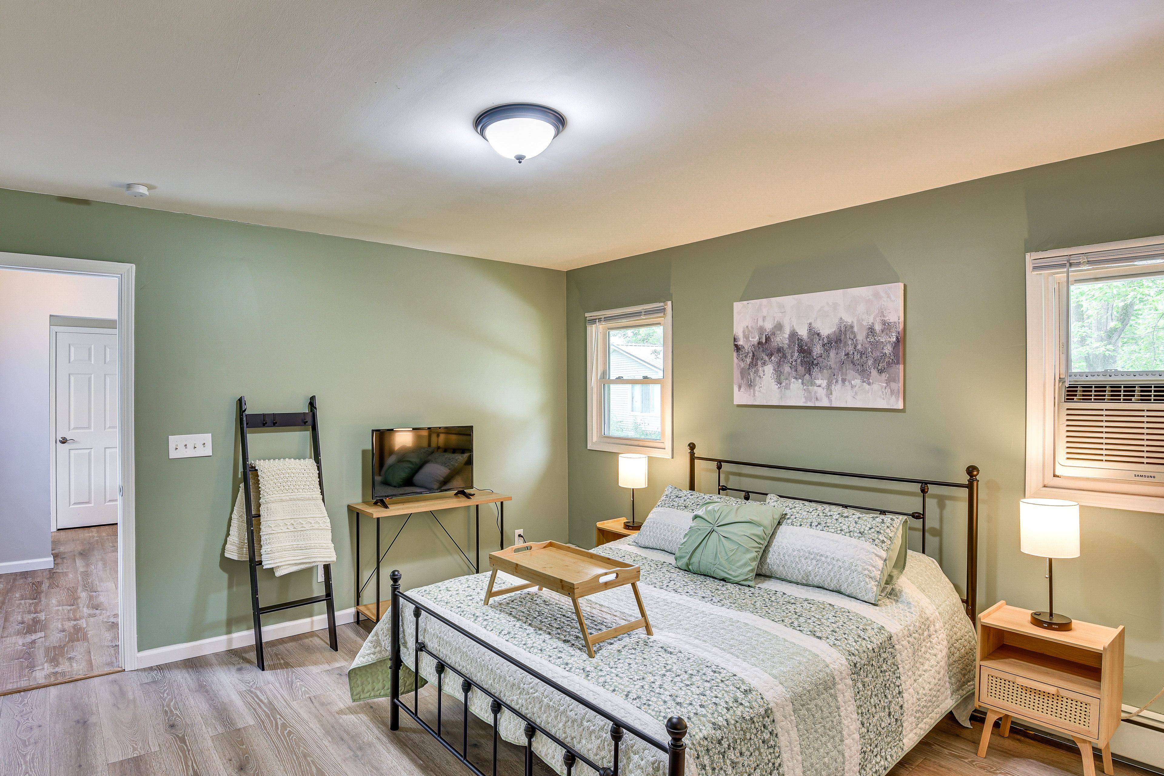 Bedroom 1 | Queen Bed | Work Desk