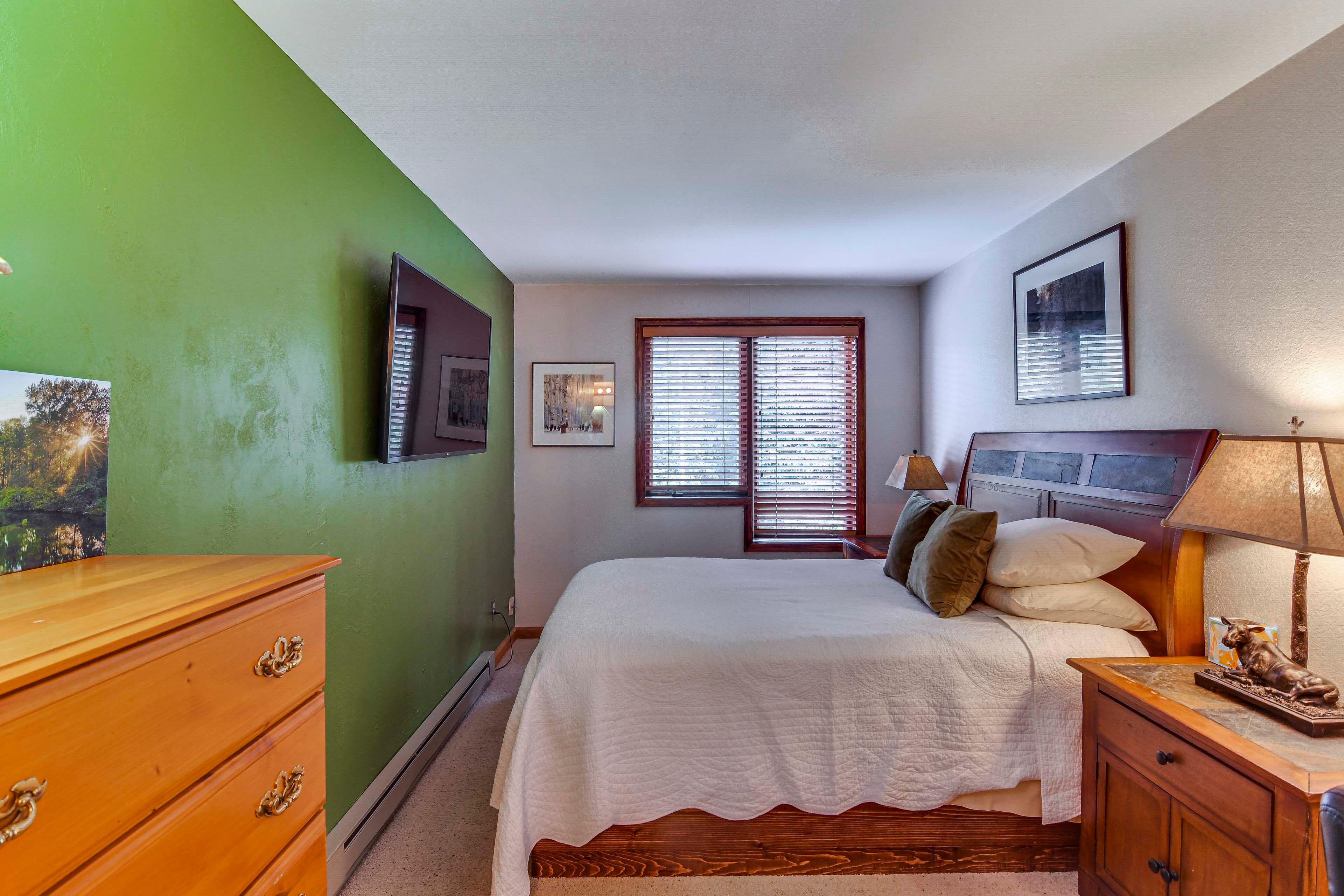 Bedroom 1 | Queen Bed | En-Suite Bathroom