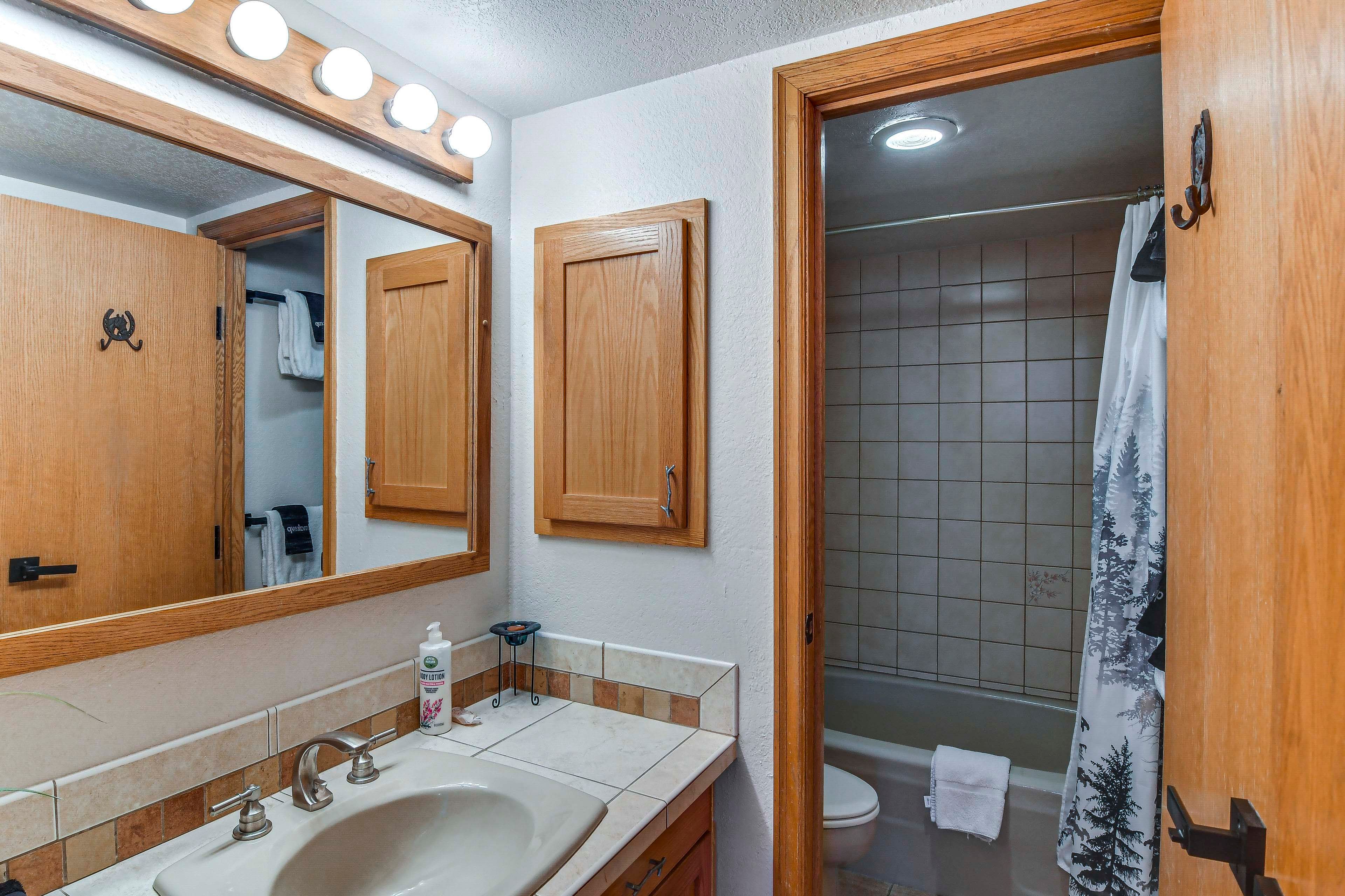 Full Bathroom | Towels Provided