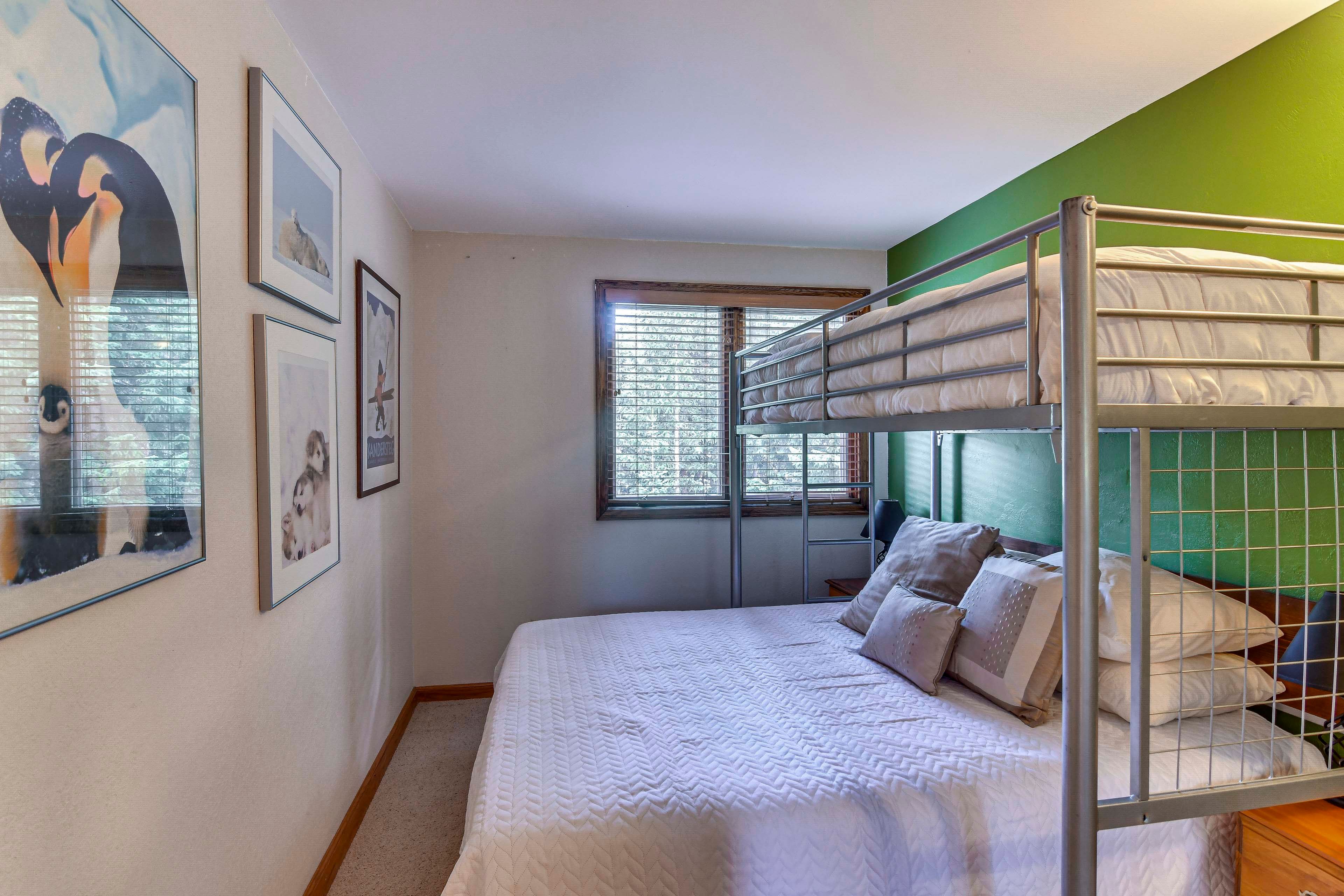 Bedroom 2 | Twin/Queen Bunk Bed