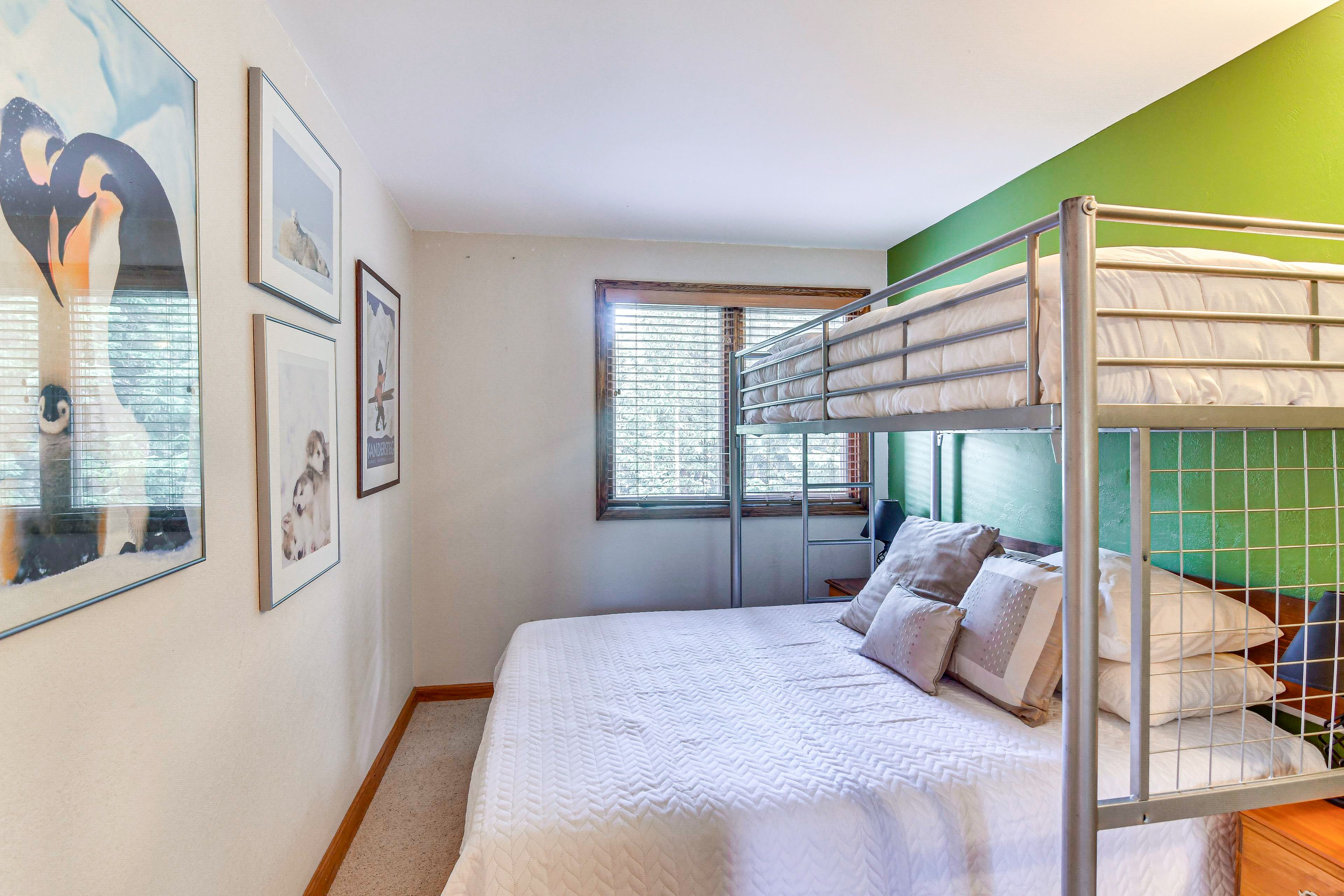 Bedroom 2 | Twin/Queen Bunk Bed