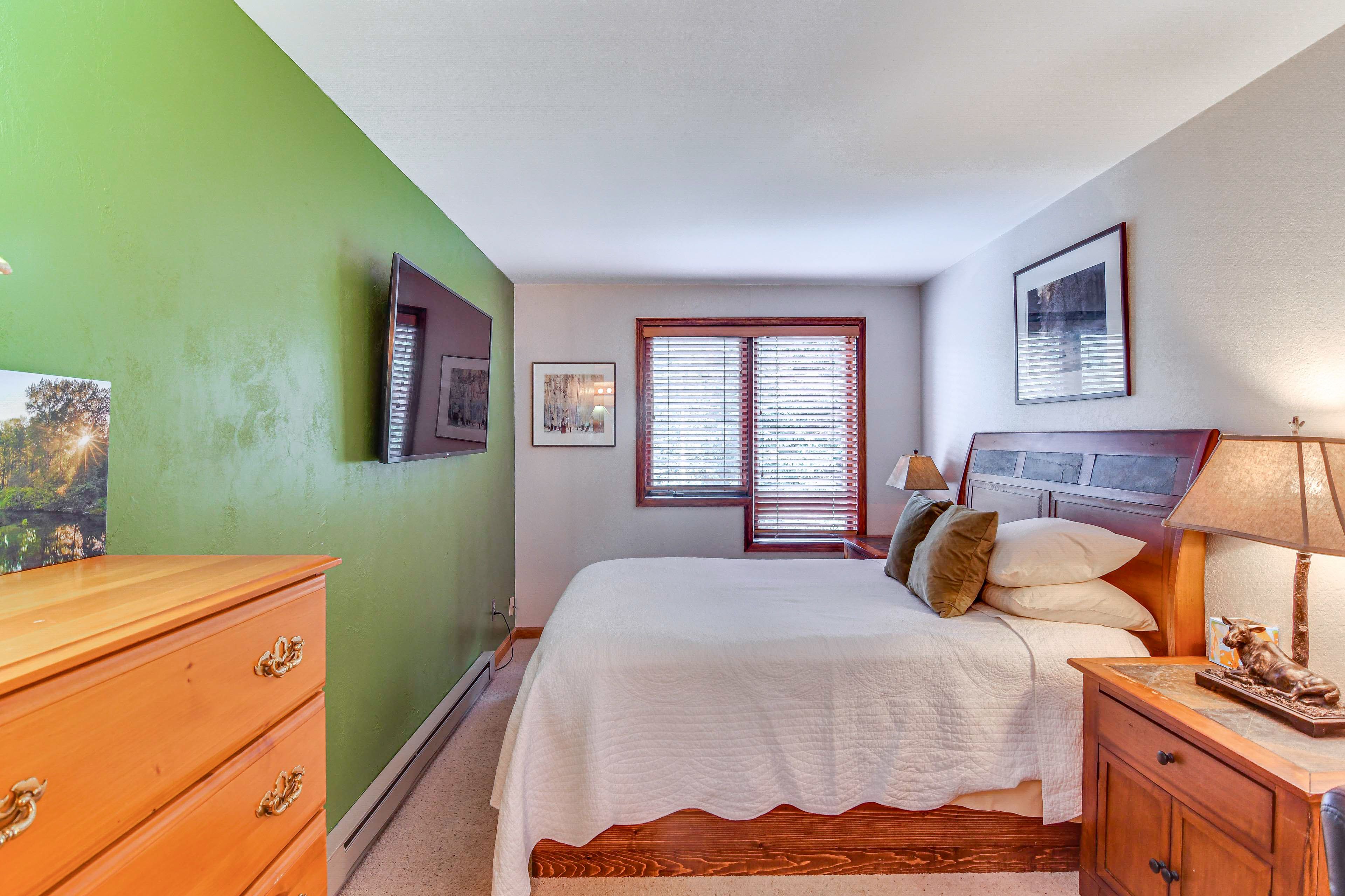 Bedroom 1 | Queen Bed | En-Suite Bathroom