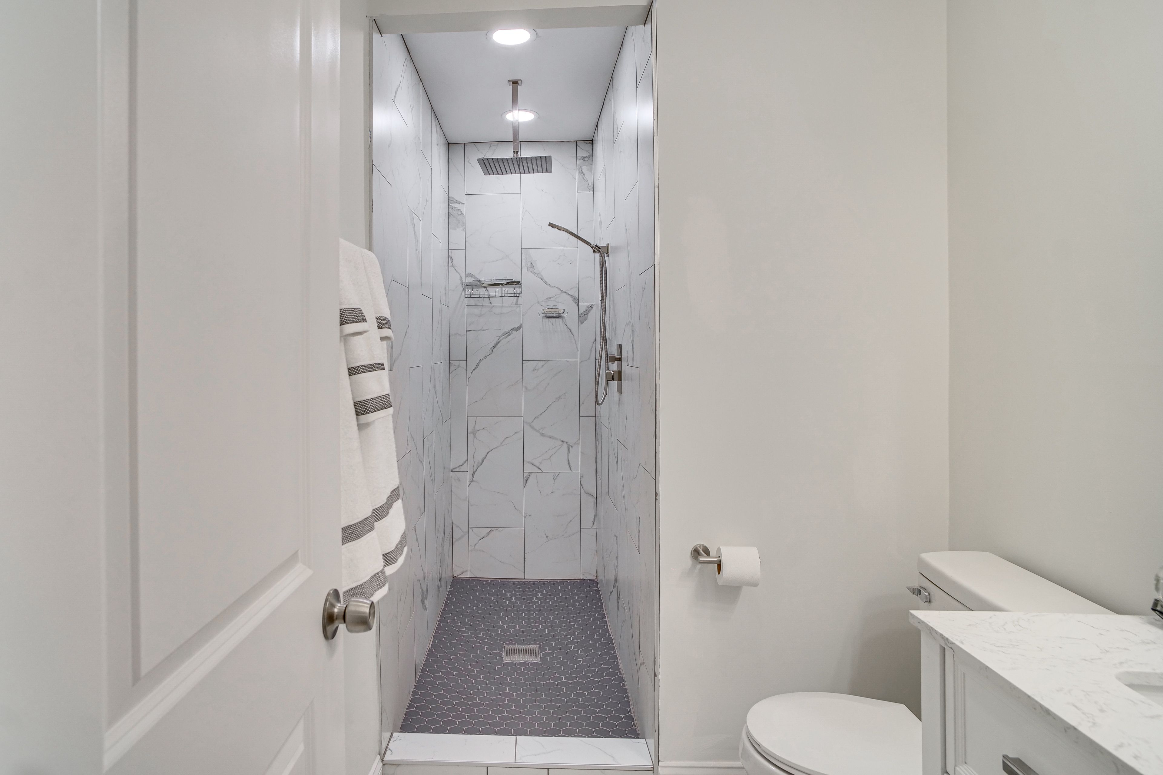 Full Bathroom | Towels Provided | Complimentary Toiletries