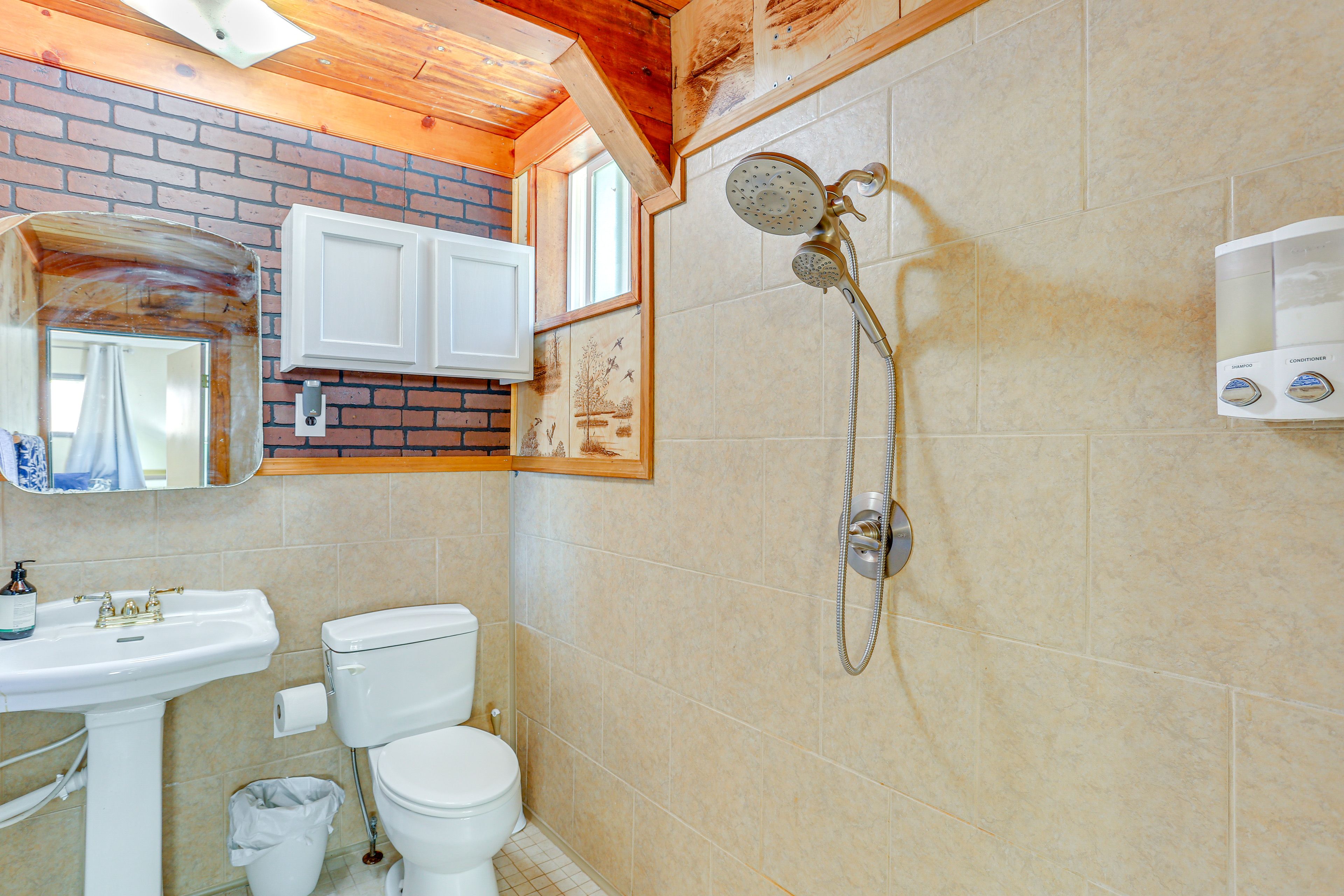 Full Bathroom | Towels Provided