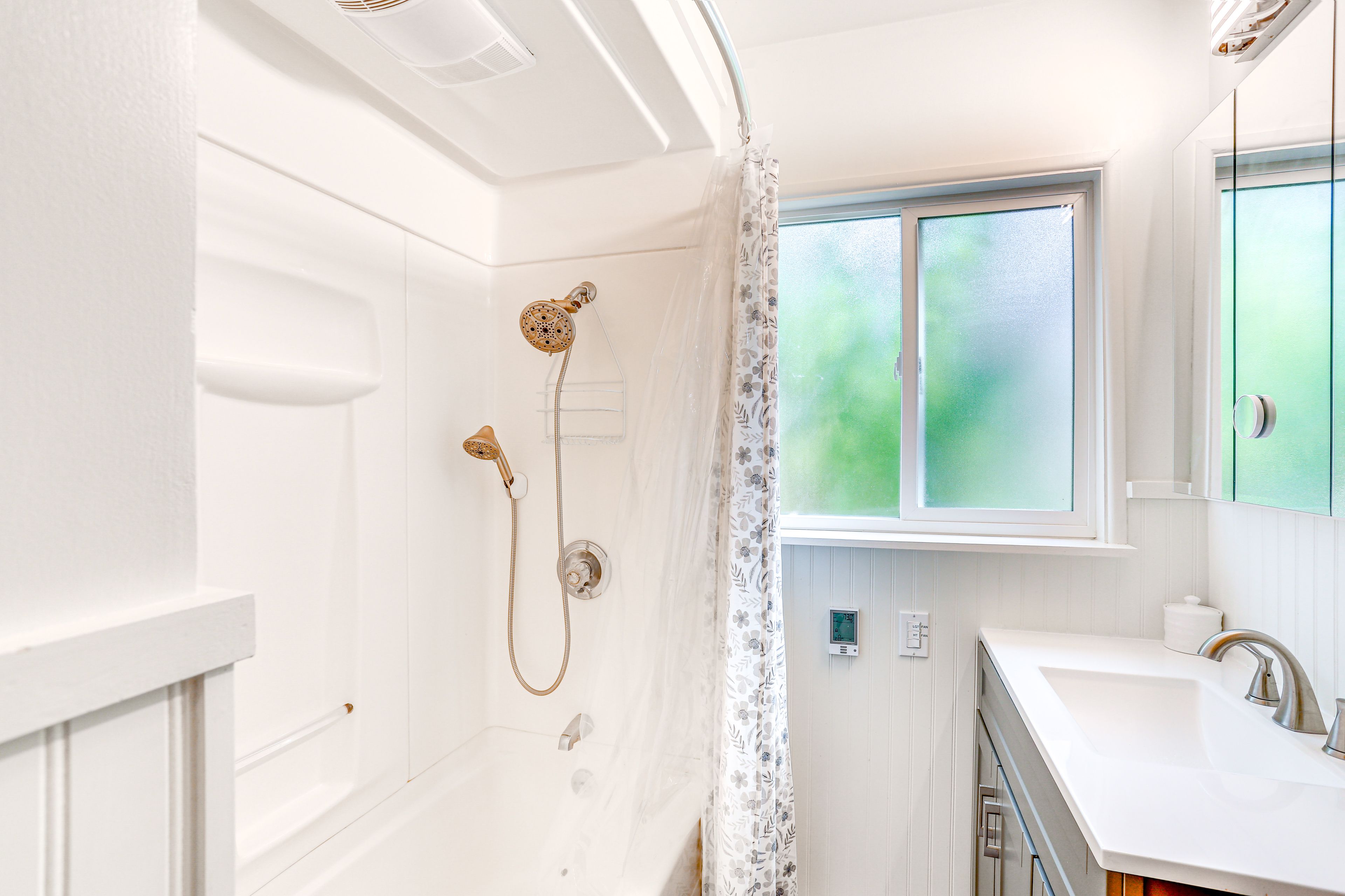 Full Bathroom | Shower/Tub Combo