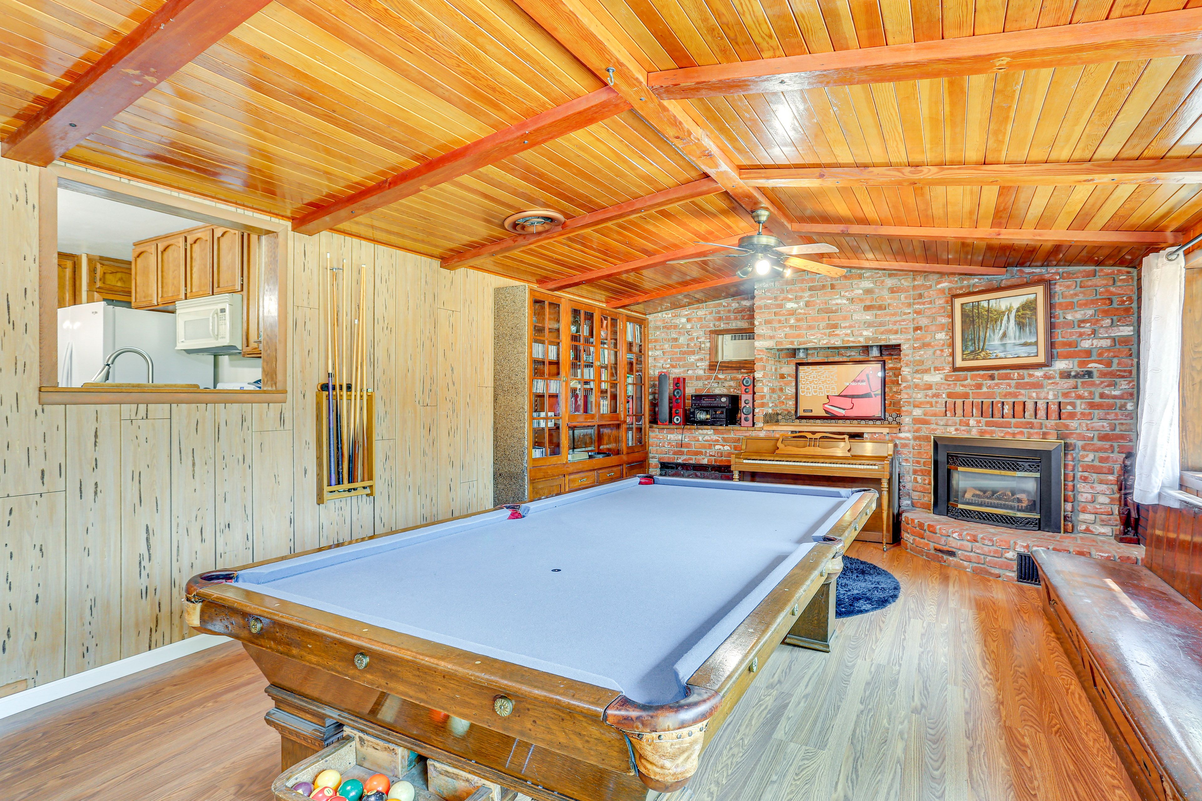 Game Room | Single-Story Cottage | Stereo System | Piano