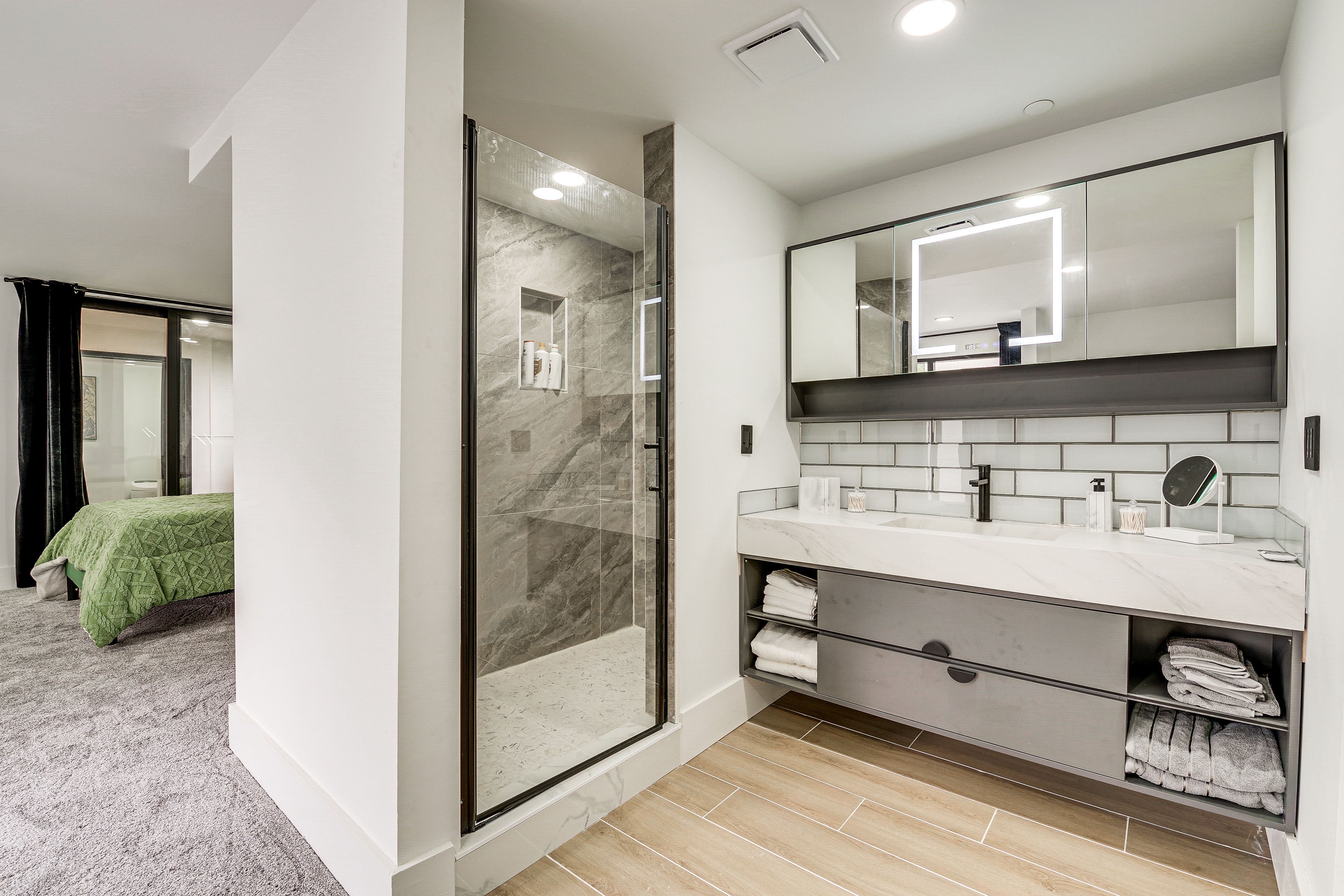 Full Bathroom | Towels Provided