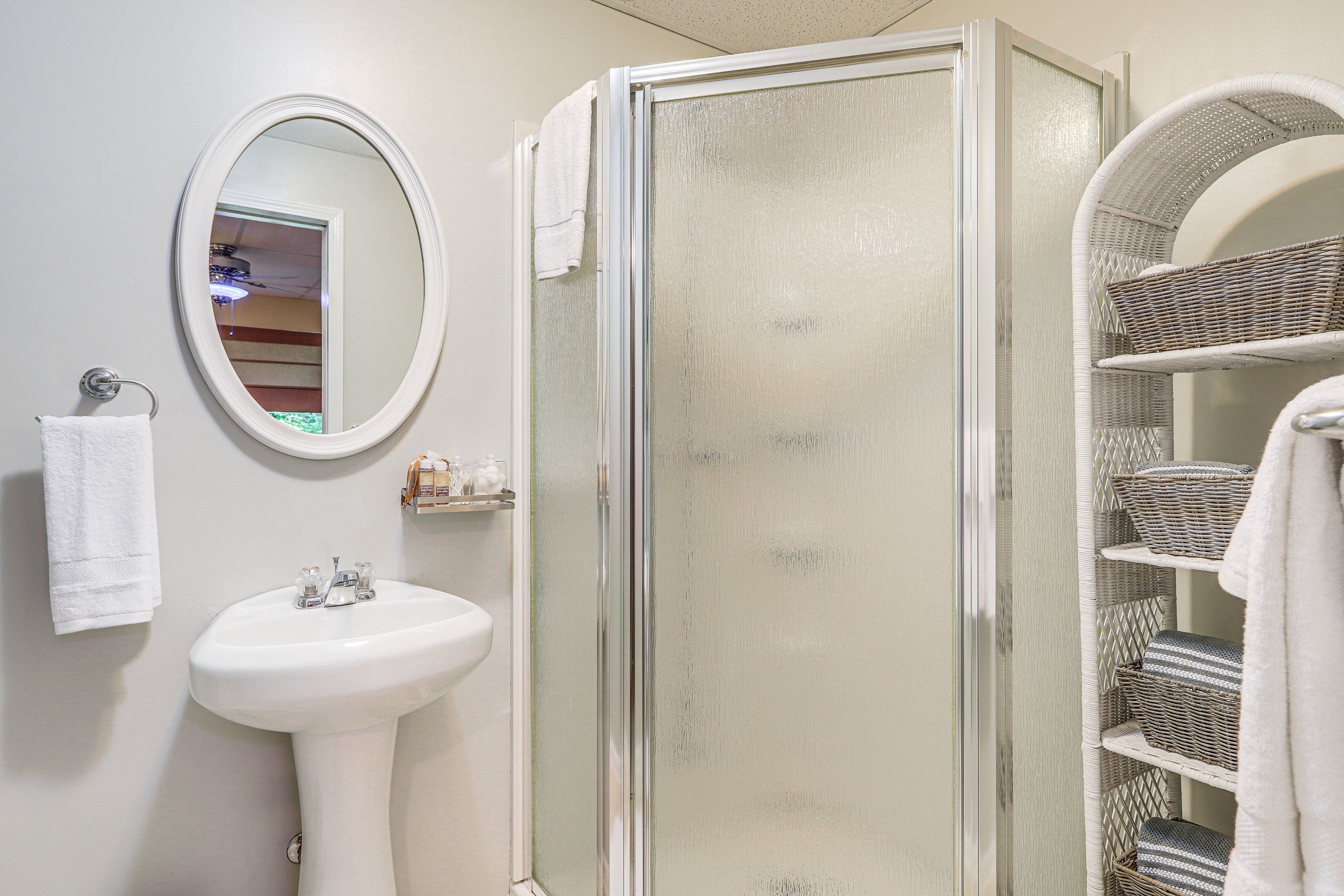 Studio | Full Bathroom | Towels Provided
