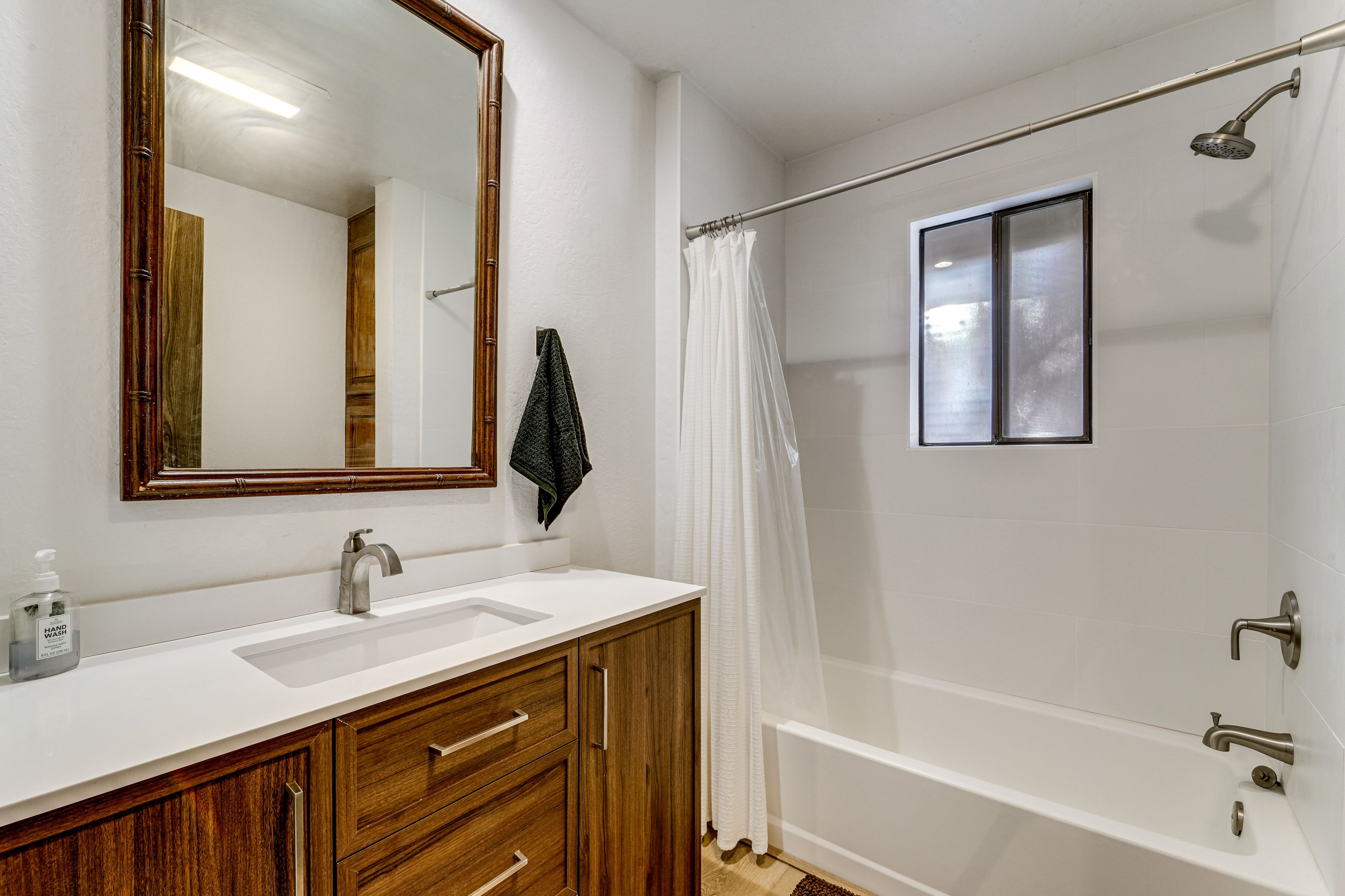 Full Bathroom | 2nd Floor