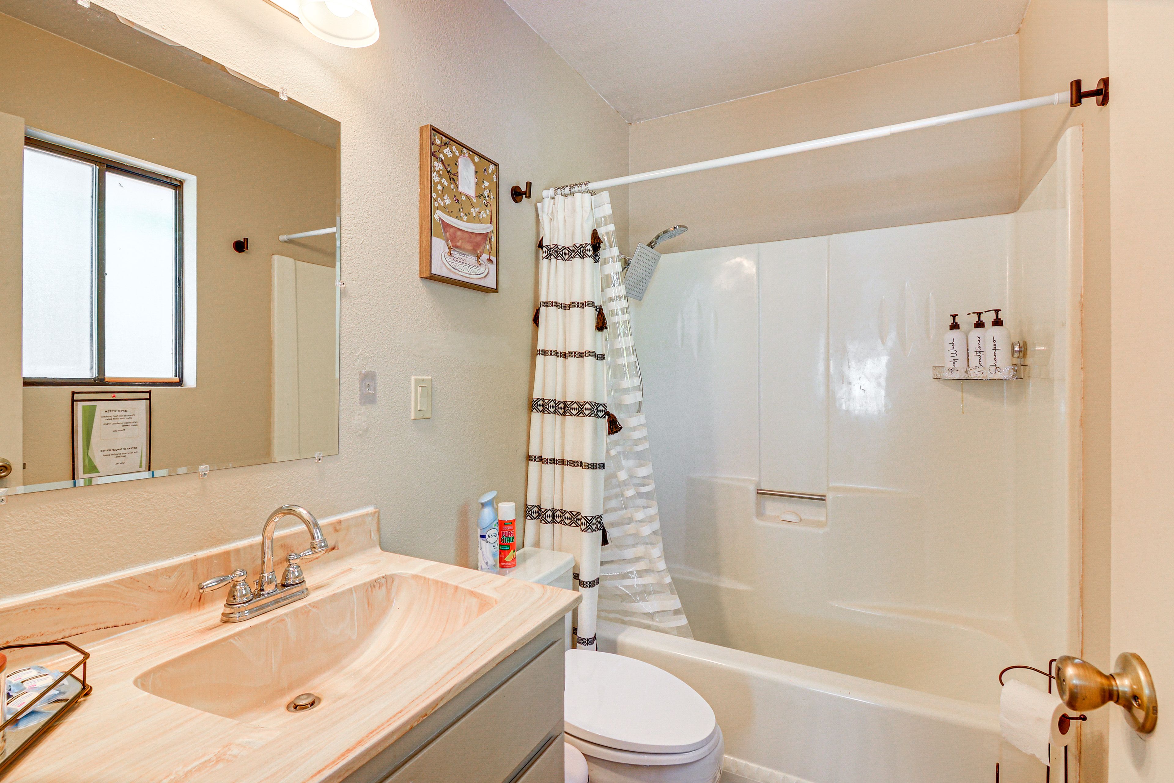 Full Bathroom | Towels Provided