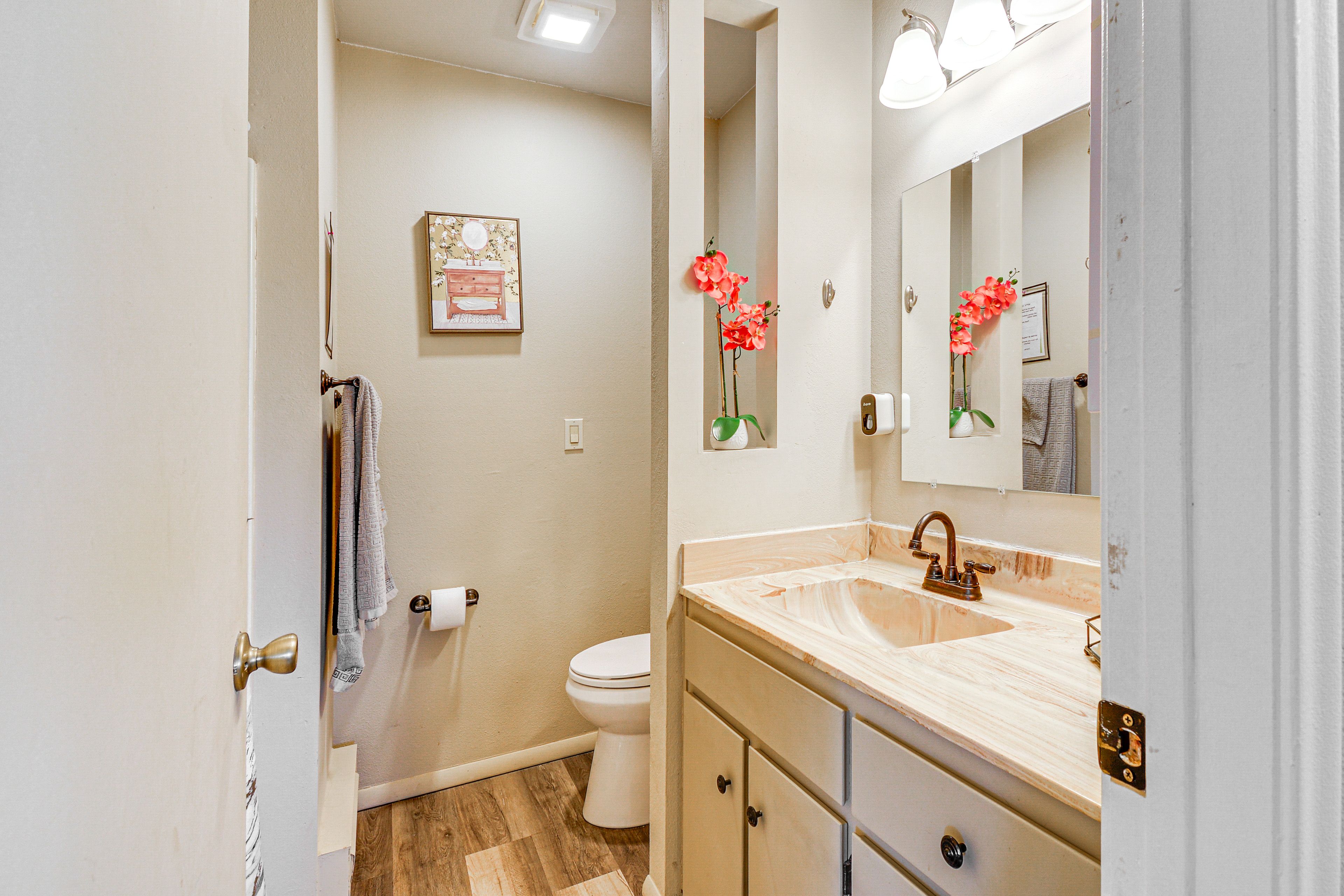 Full Bathroom | Complimentary Toiletries
