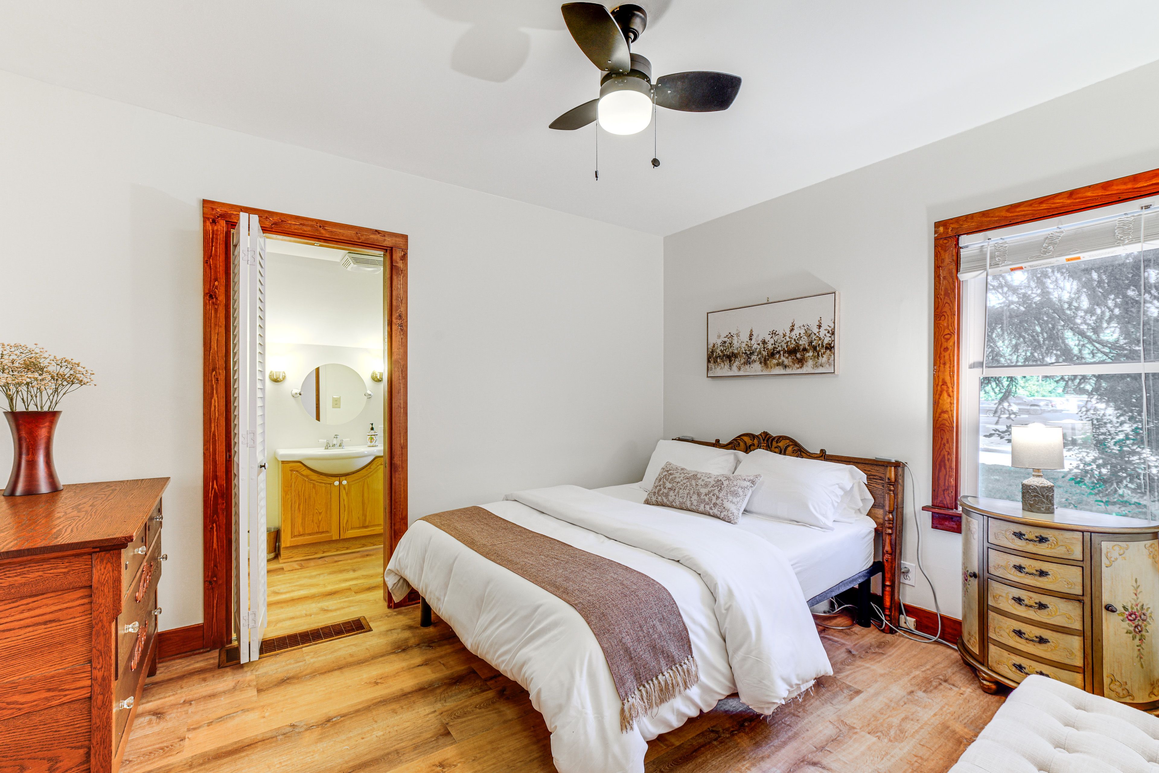Bedroom 1 | 1st Floor | Queen Bed | Linens Provided
