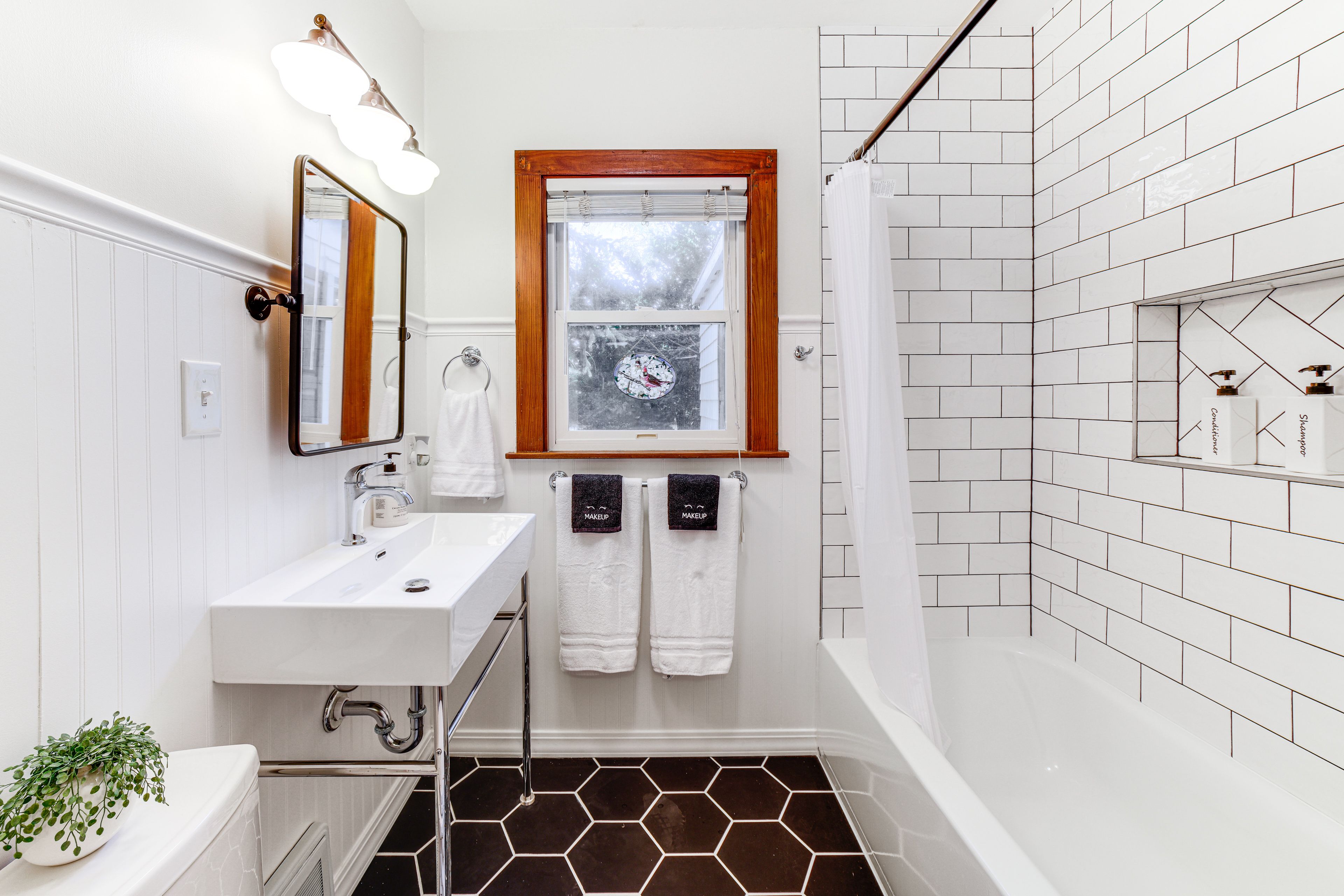 Full Bathroom | 1st Floor | Complimentary Toiletries