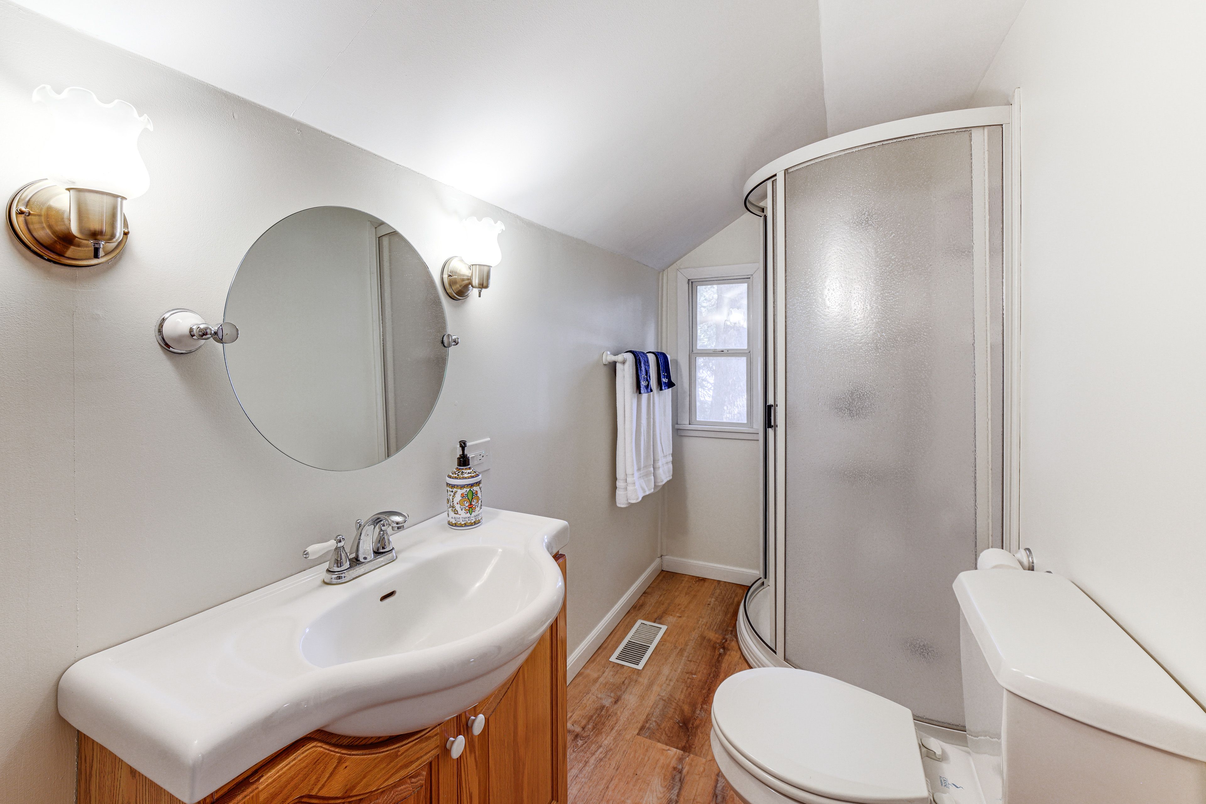 Full Bathroom | 1st Floor | Complimentary Toiletries