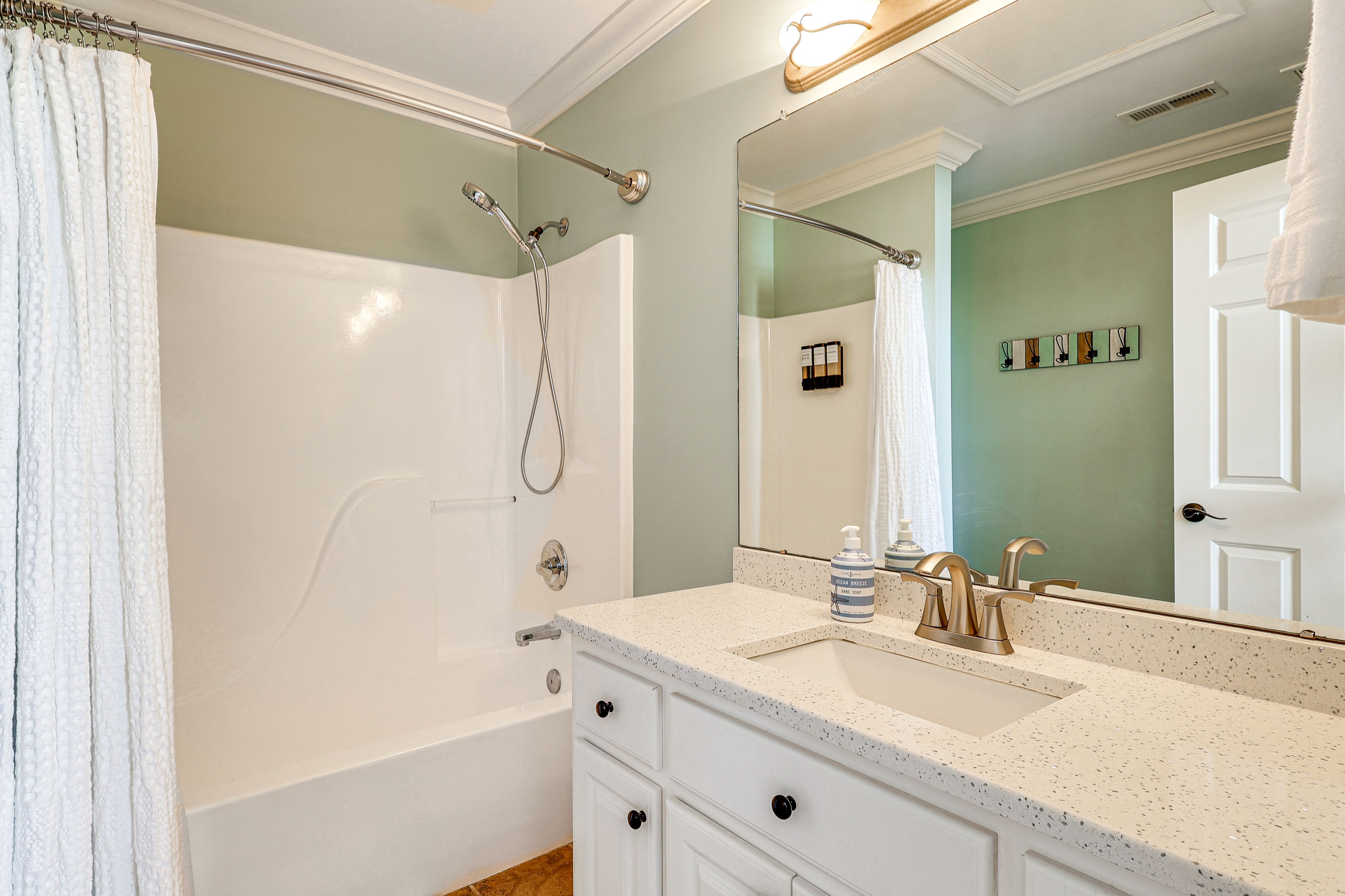 Full Bathroom | 2nd Floor | Complimentary Toiletries