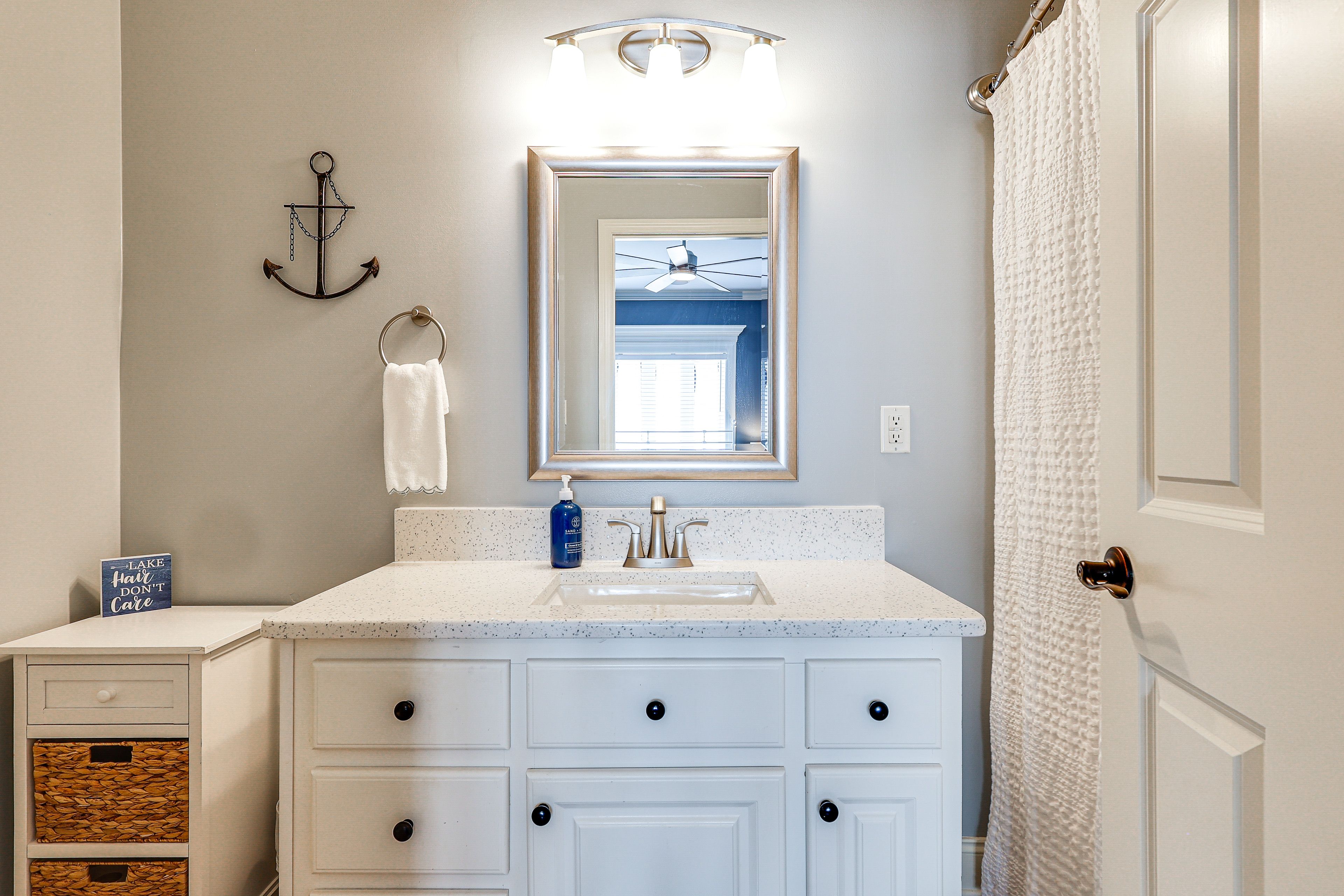 Full Bathroom | 1st Floor | Complimentary Toiletries