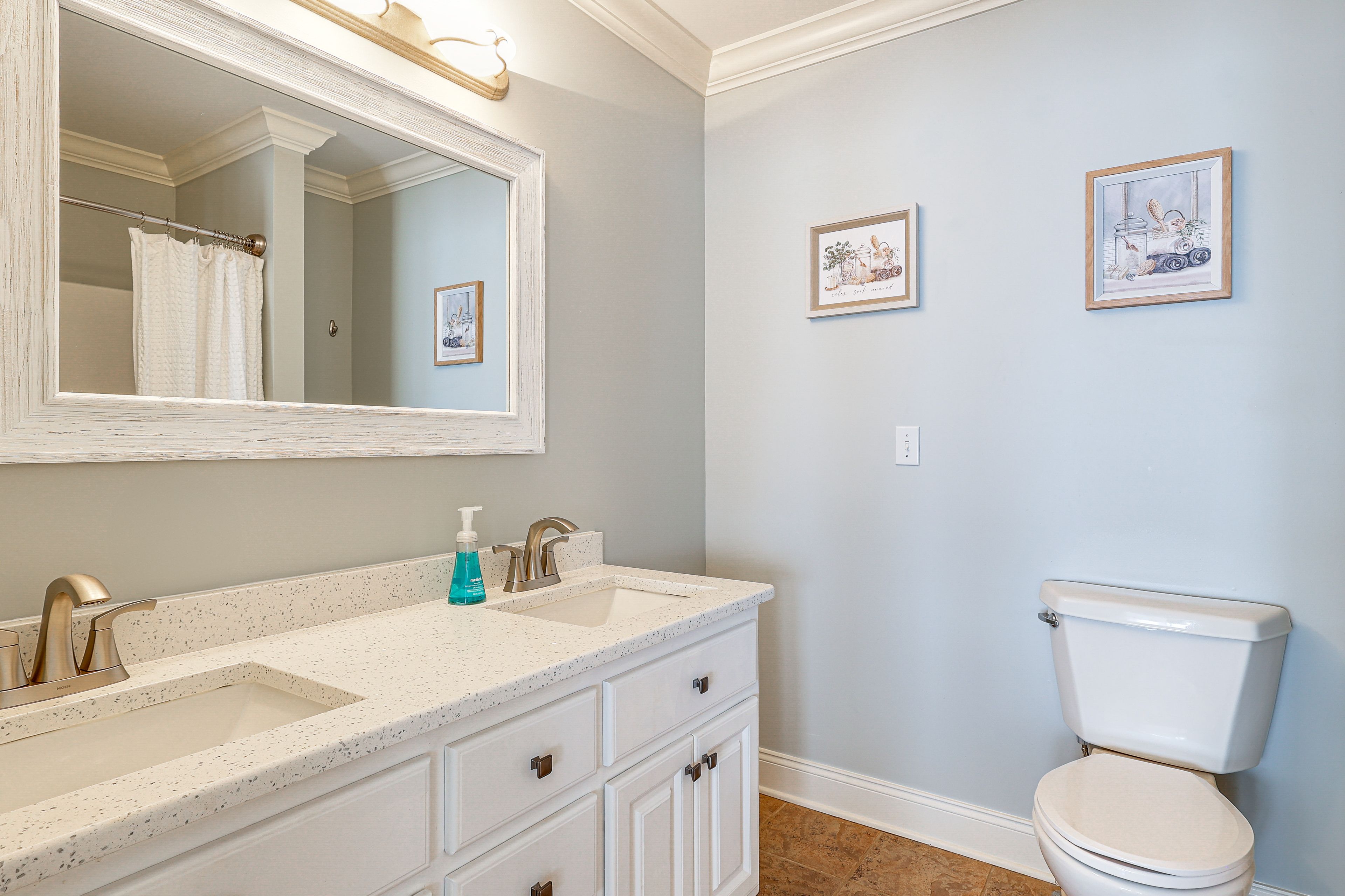 Full Bathroom | 2nd Floor | Complimentary Toiletries