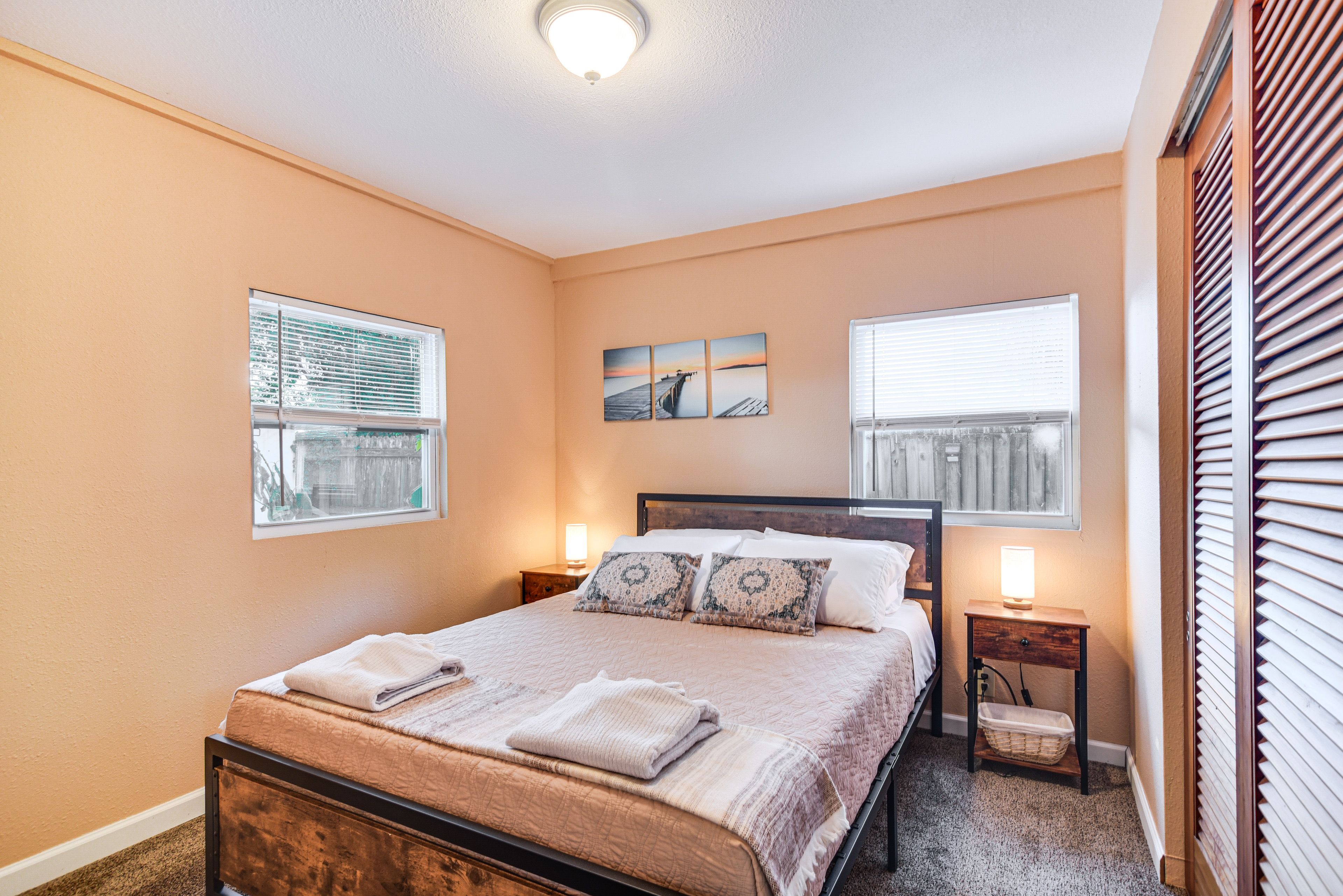 Bedroom | Queen Bed