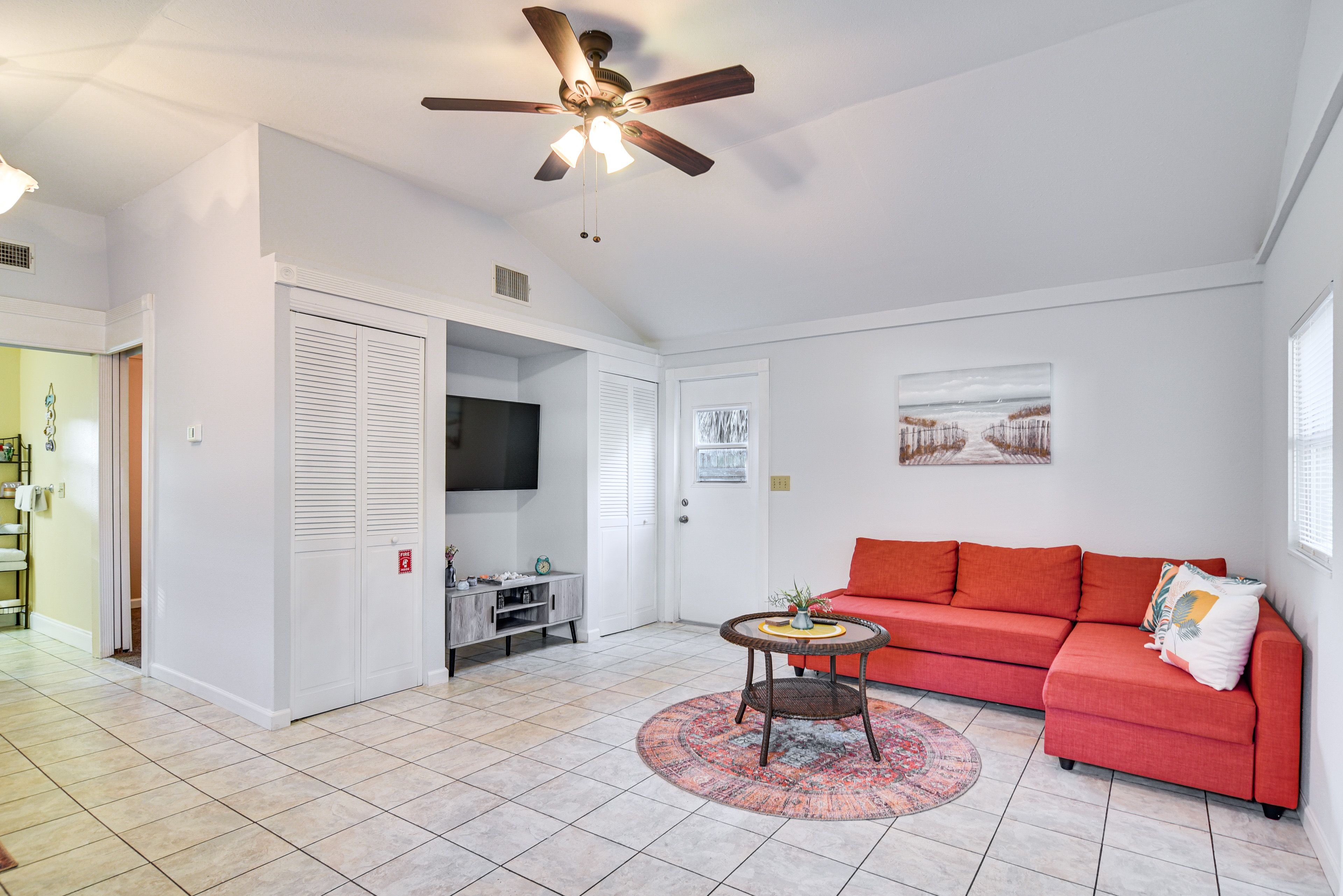 Living Room | Full Sleeper Sofa | Smart TV | Free WiFi | Central A/C & Heating