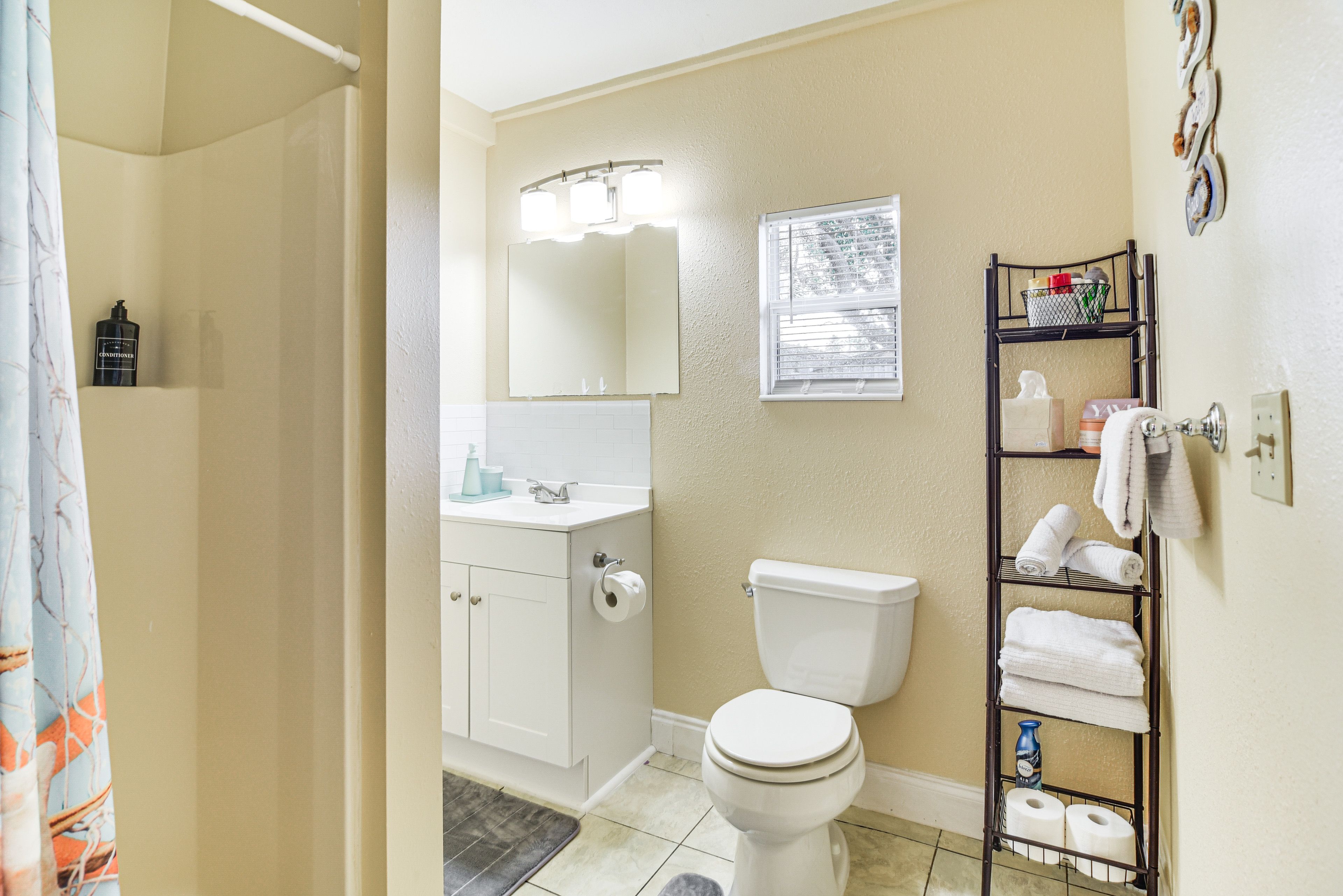 Full Bathroom | Complimentary Toiletries | Hair Dryer
