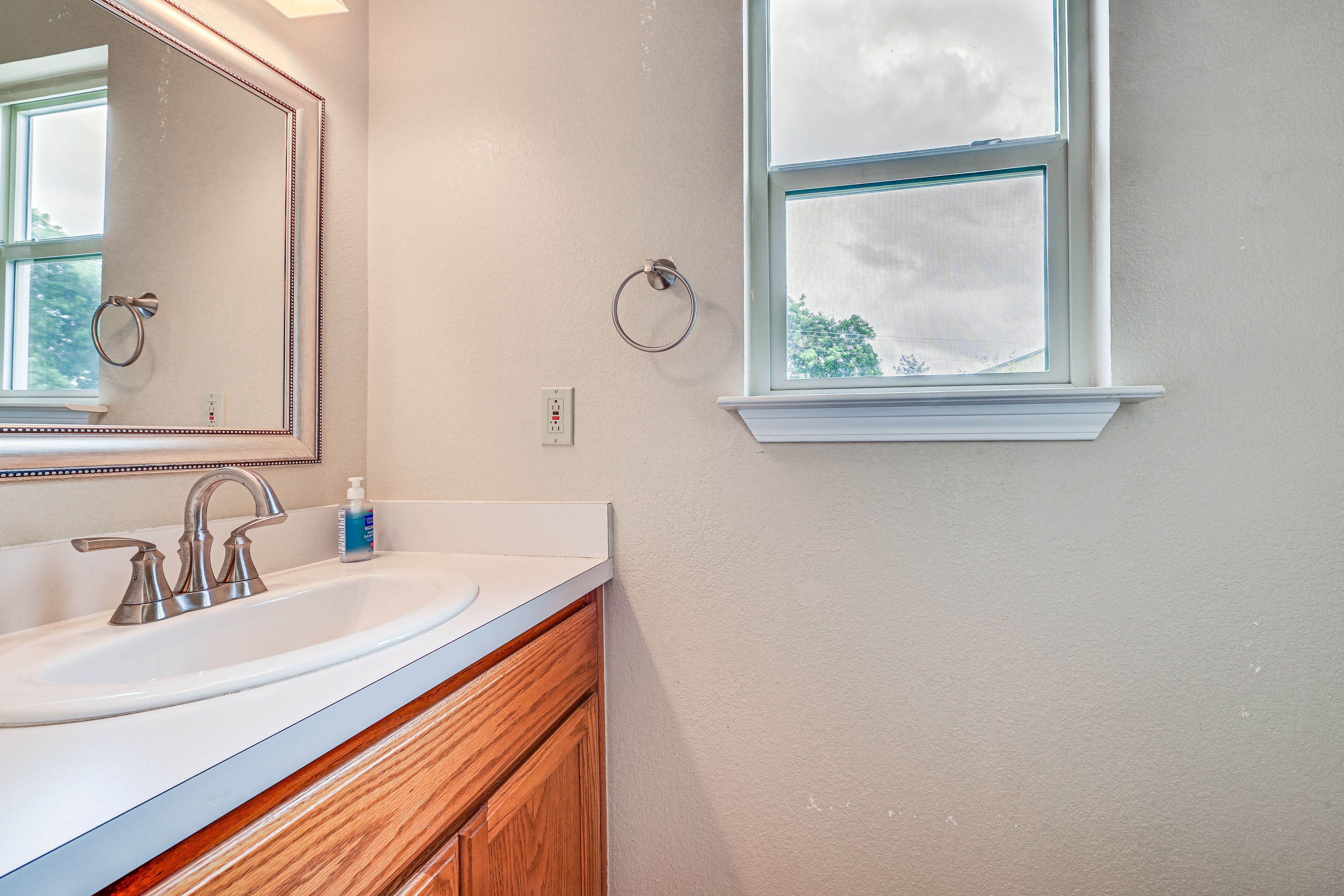 Full Bathroom | Towels Provided