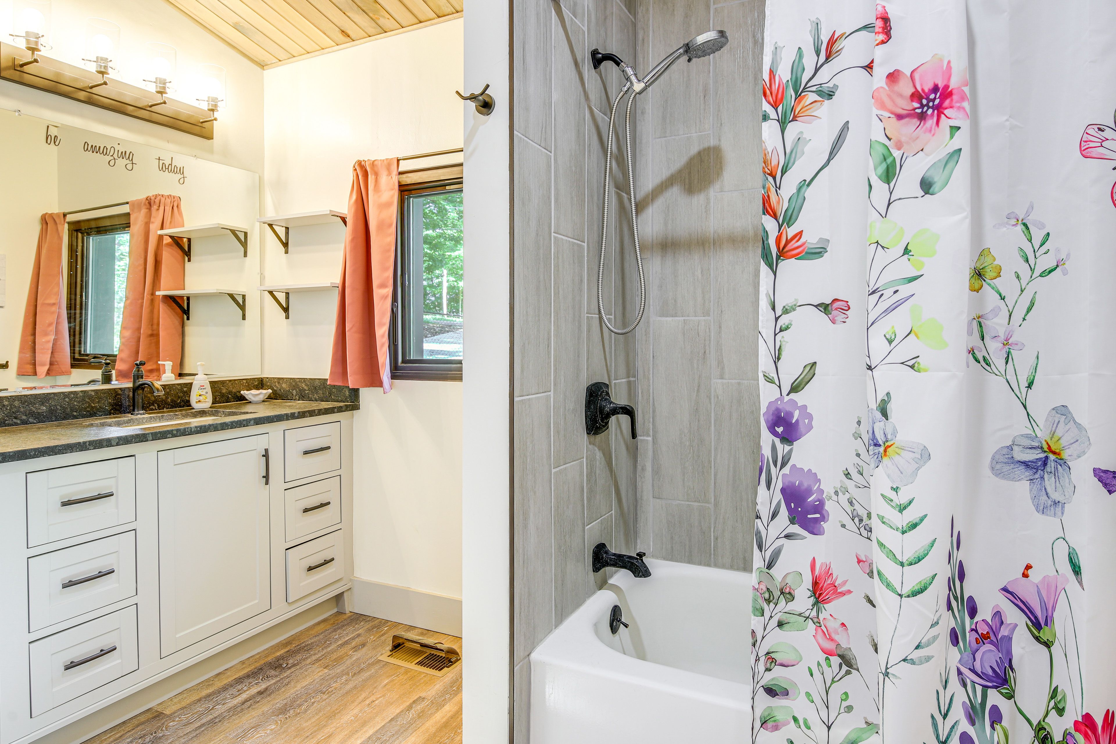 Full Bathroom | 1st Floor | Towels Provided