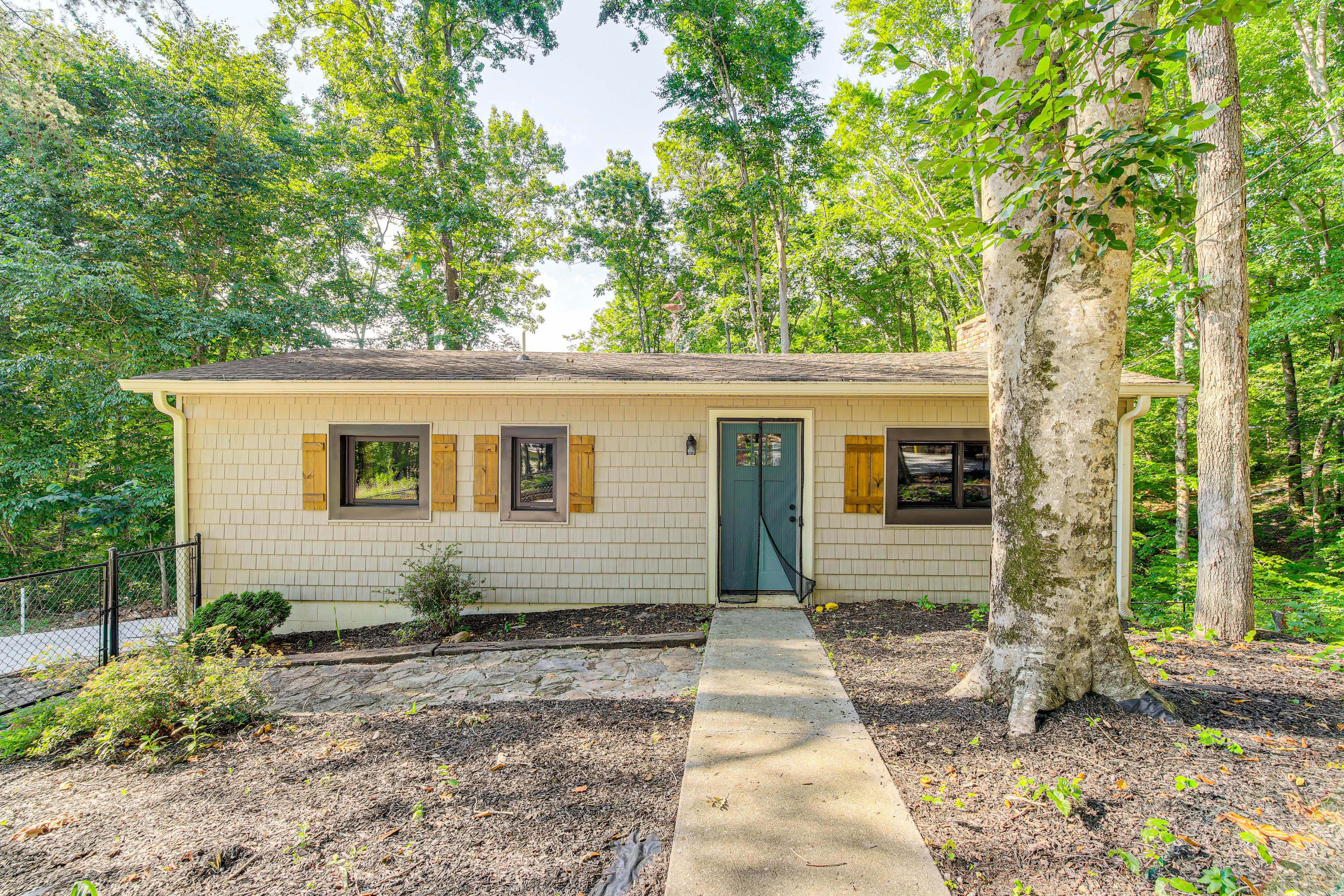Home Exterior | Parking | Driveway (5 Vehicles) | RV/Trailer Parking Allowed