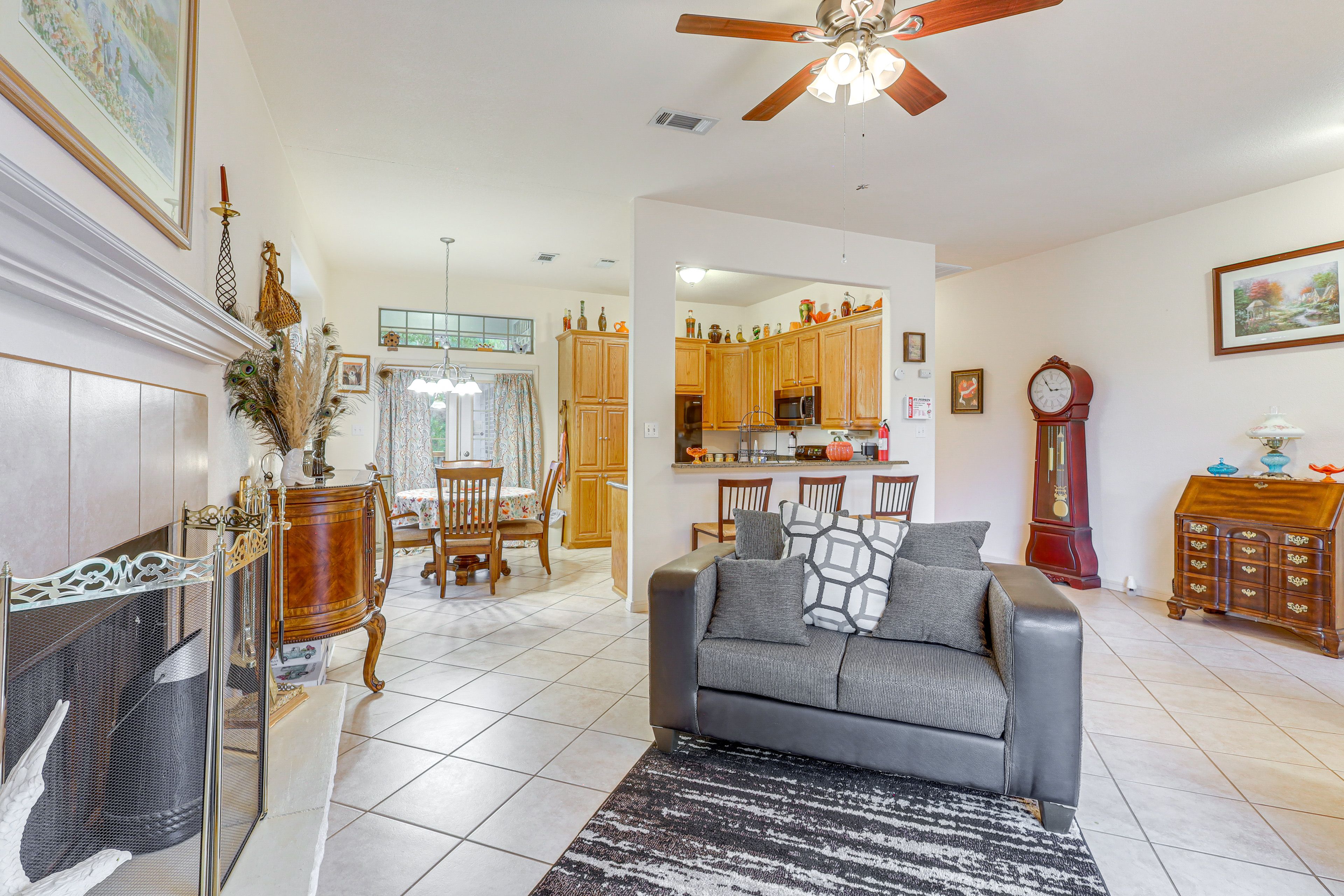 Living Room | Smart TV | Board Games