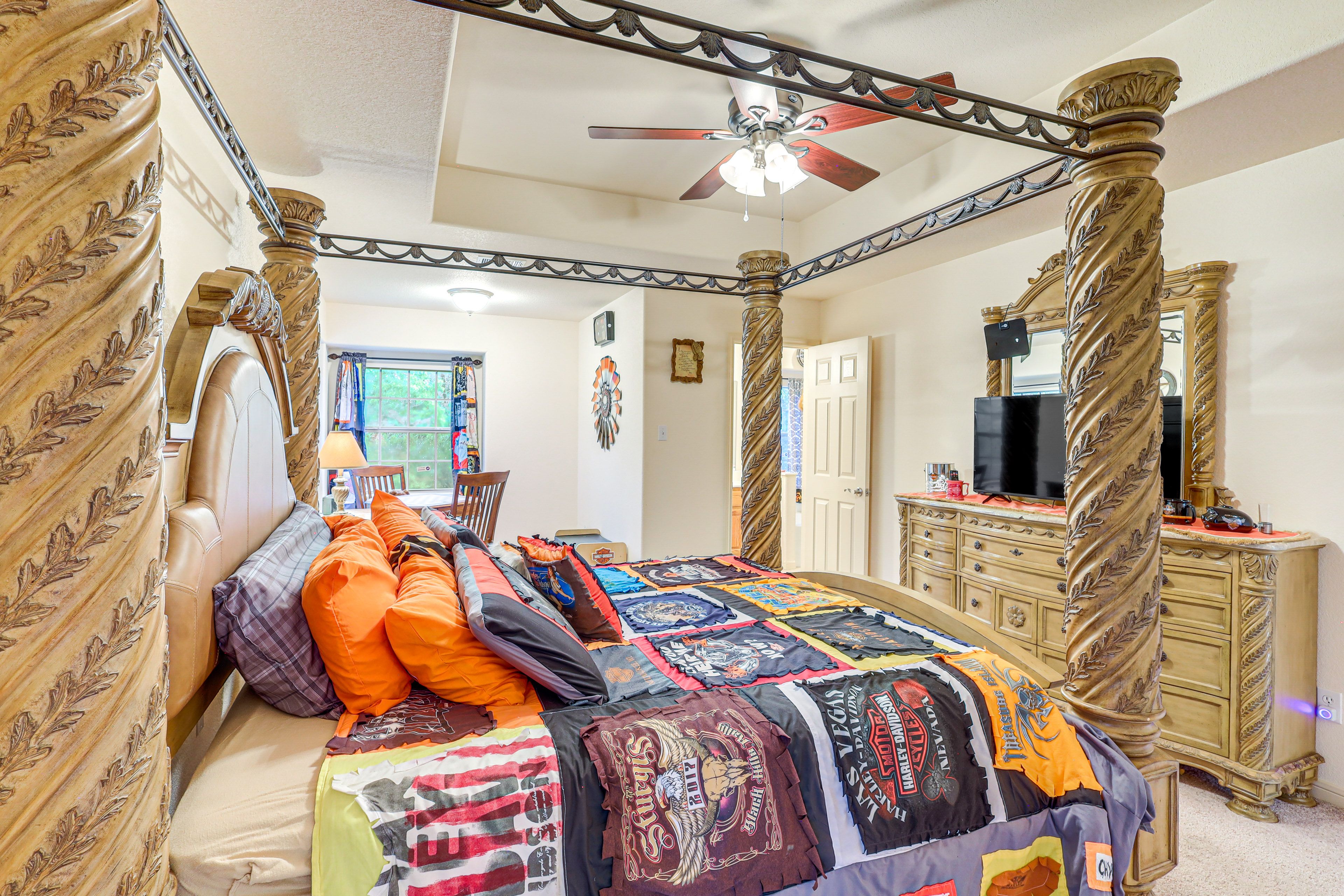 Bedroom 1 | King Bed | Smart TV