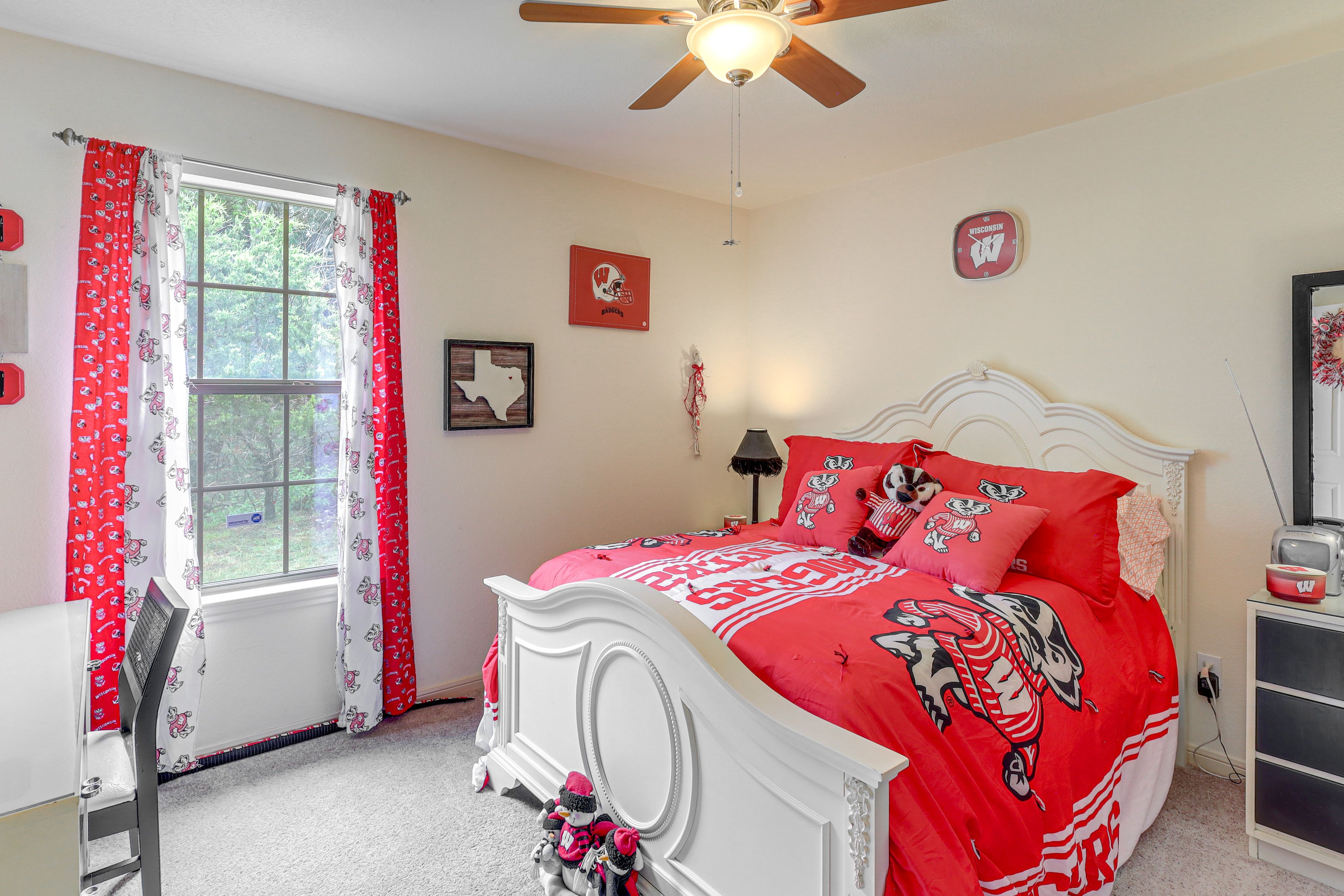 Bedroom 3 | Queen Bed | Laptop-Friendly Workspace