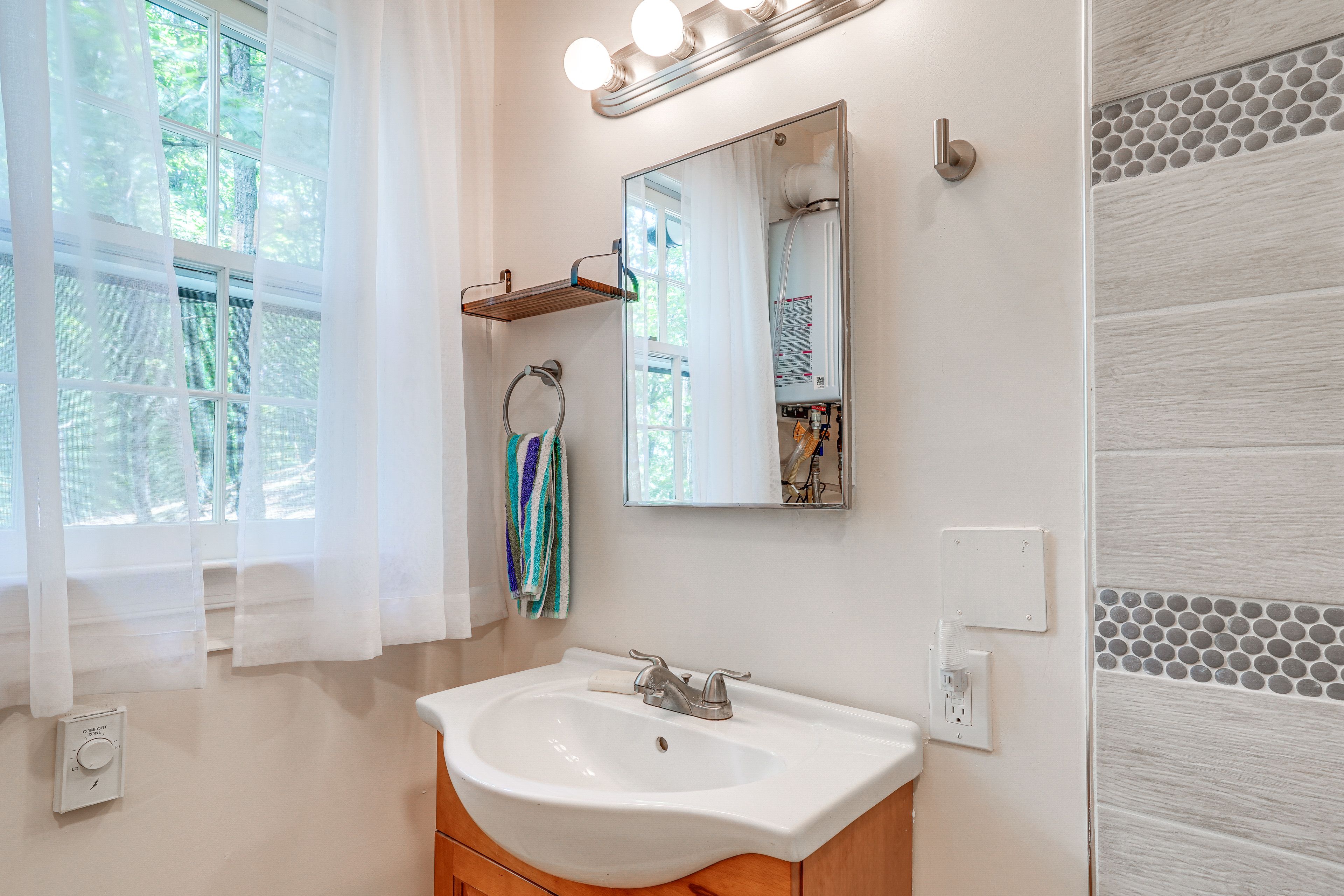 Full Bathroom | Towels Provided | Complimentary Toiletries