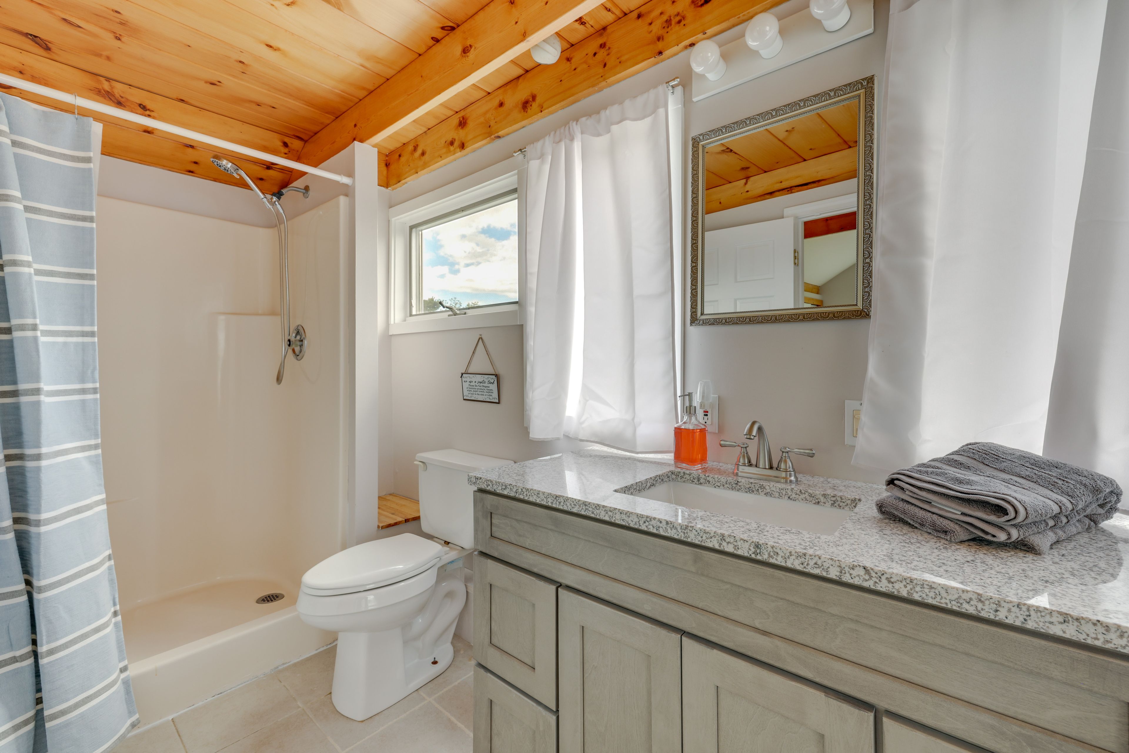 Full Bathroom | 2nd Floor