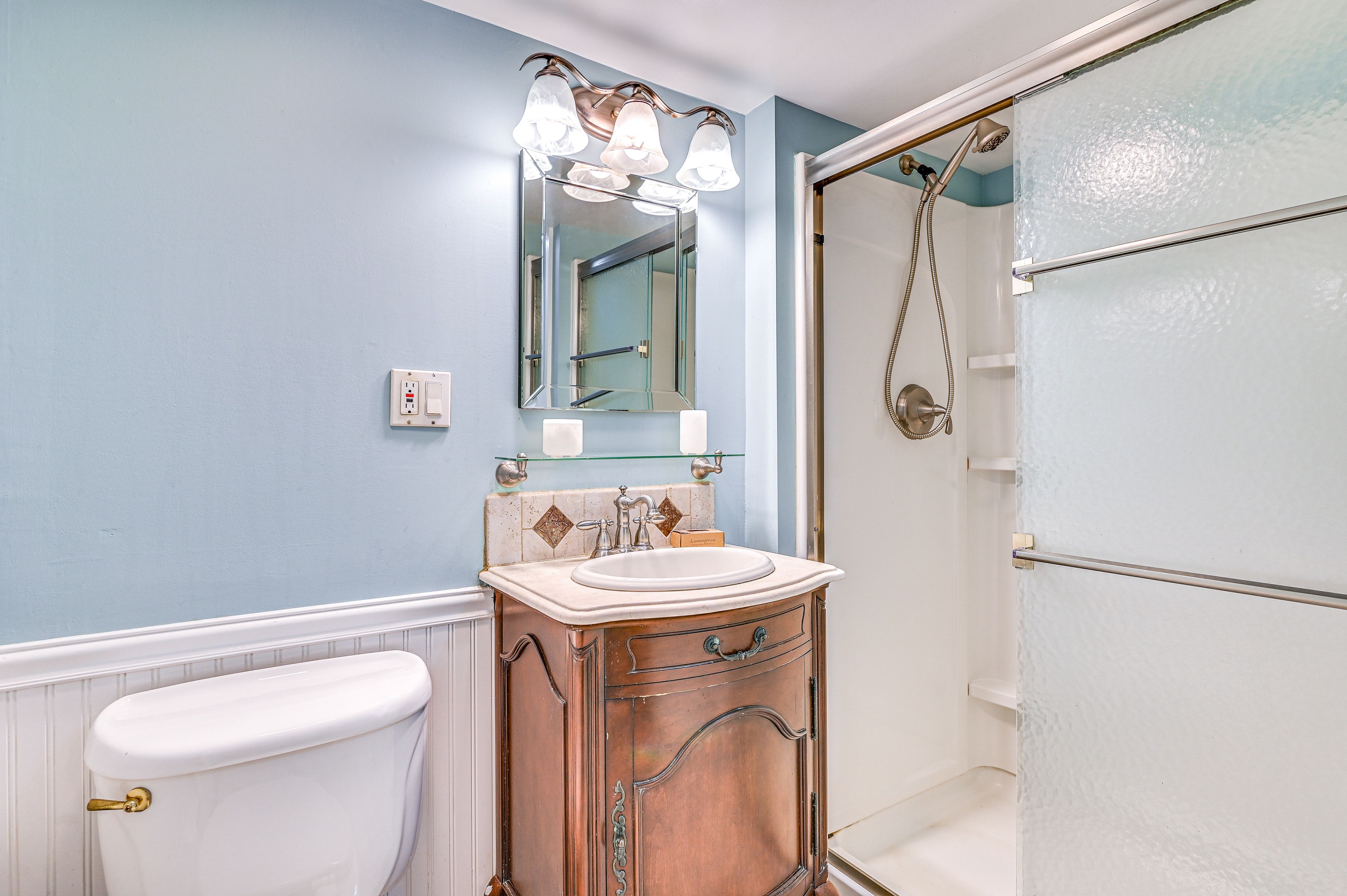 Full Bathroom | 2nd Floor